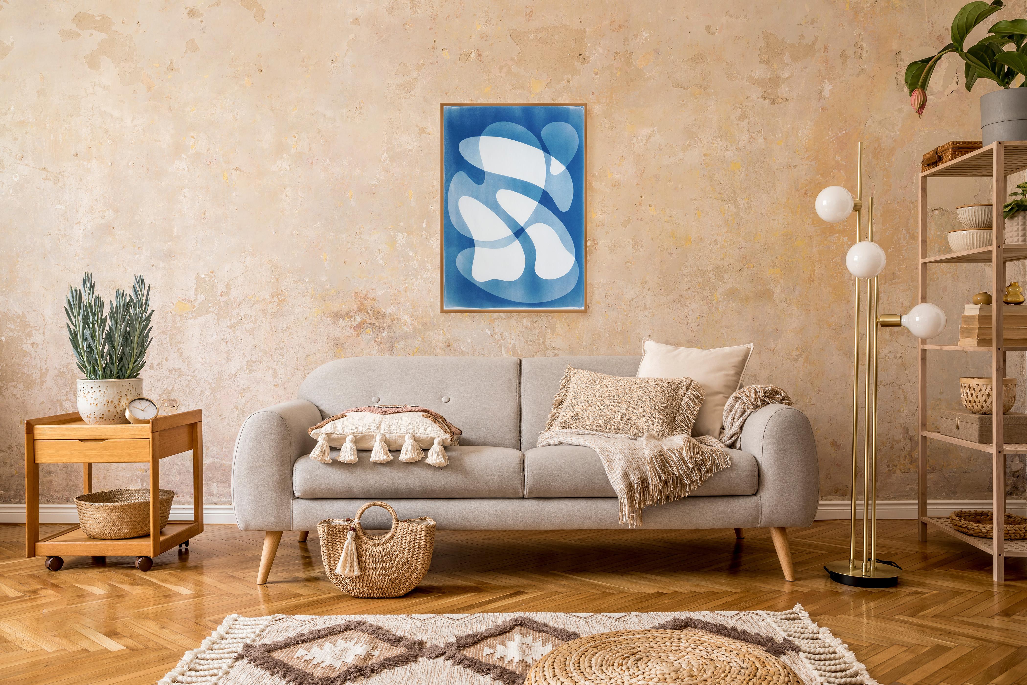 Blue Floating Mobil I è una cianotipia unica fatta a mano su carta acquerellata, presentata come un suggestivo trittico astratto. L'artista stratifica forme fluide e organiche in tonalità luminose di blu e bianco, creando un senso di movimento che