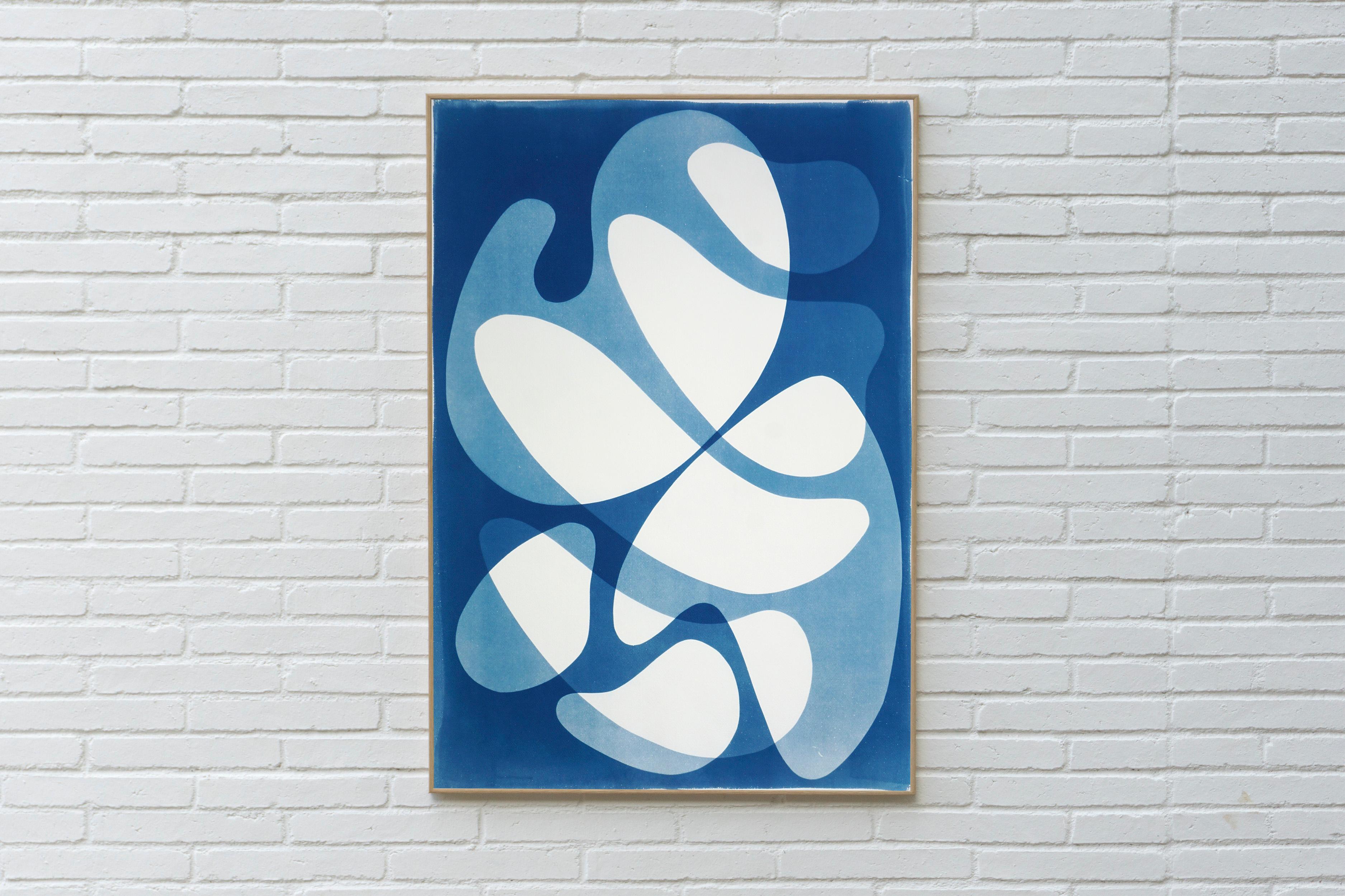 Drehendes Mobil, Organische Mitte des Jahrhunderts, Blautöne, Monotypie Cyanotypie auf Papier (Postmoderne), Photograph, von Kind of Cyan
