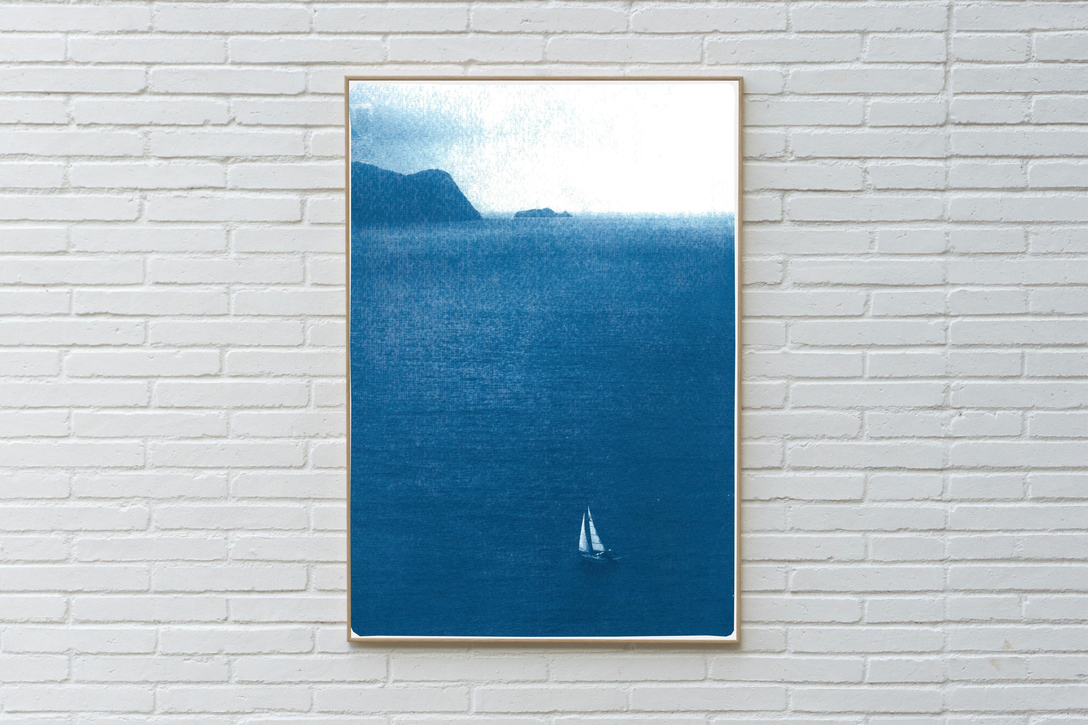 Voyage en voilier, impression cyanotype nautique sur papier aquarelle, paysage marin indigo - Print de Kind of Cyan