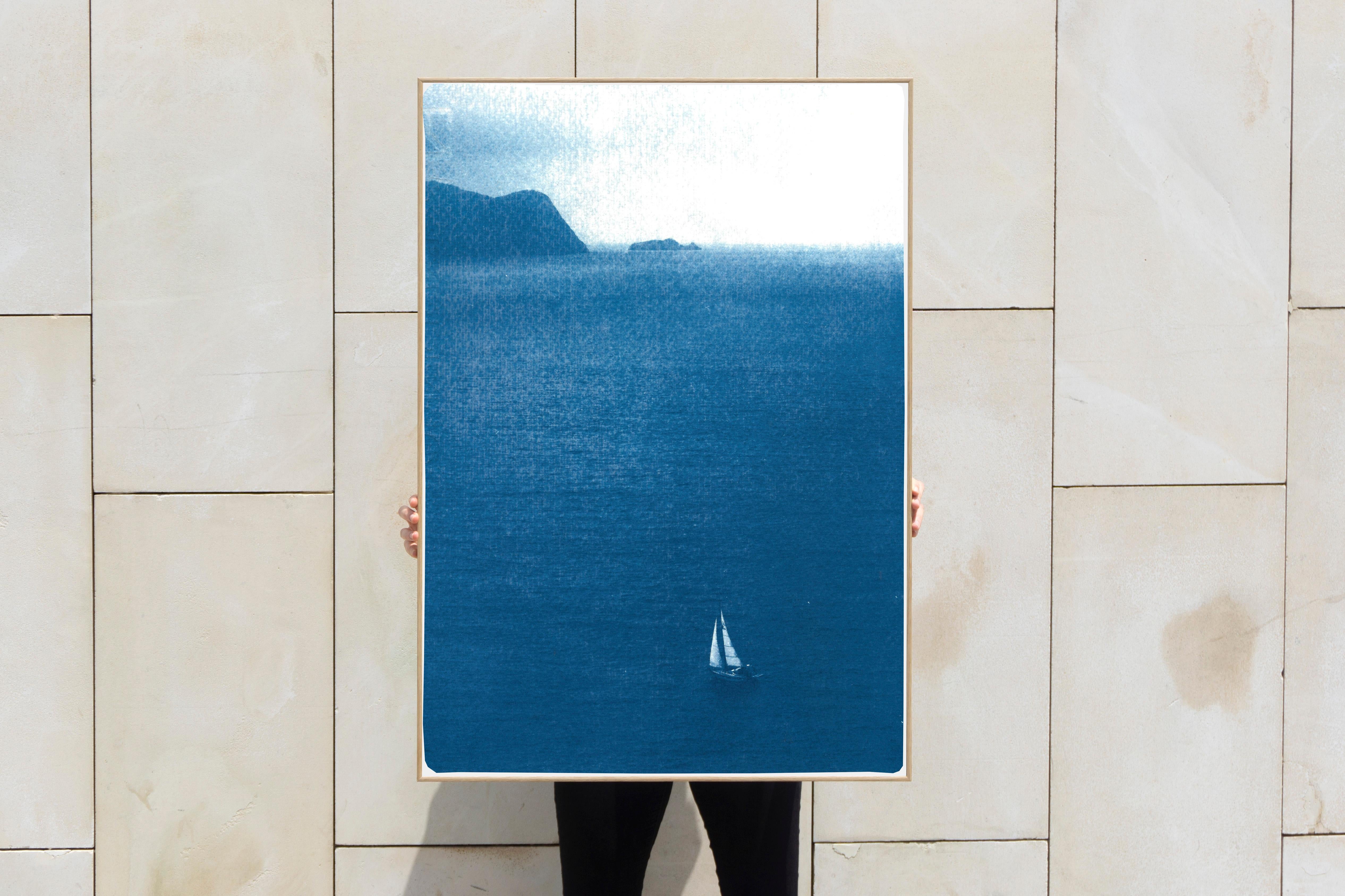 Voyage en voilier, impression cyanotype nautique sur papier aquarelle, paysage marin indigo - Moderne Print par Kind of Cyan