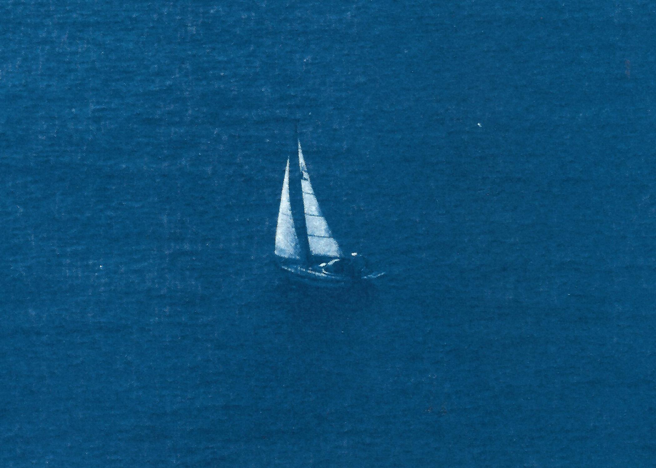 Voyage en voilier, impression cyanotype nautique sur papier aquarelle, paysage marin indigo - Bleu Landscape Print par Kind of Cyan