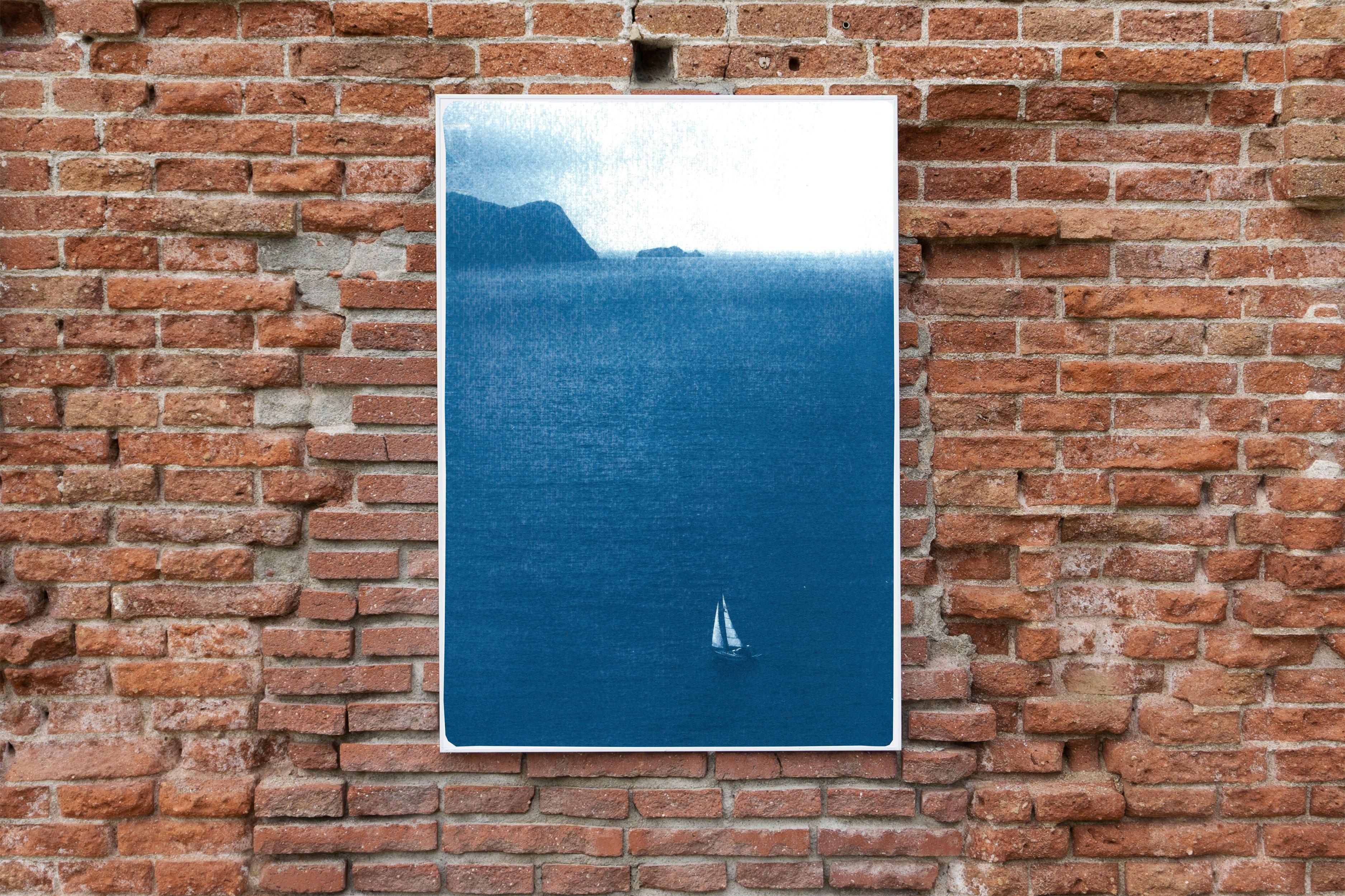 Voyage en voilier, impression cyanotype nautique sur papier aquarelle, paysage marin indigo en vente 2
