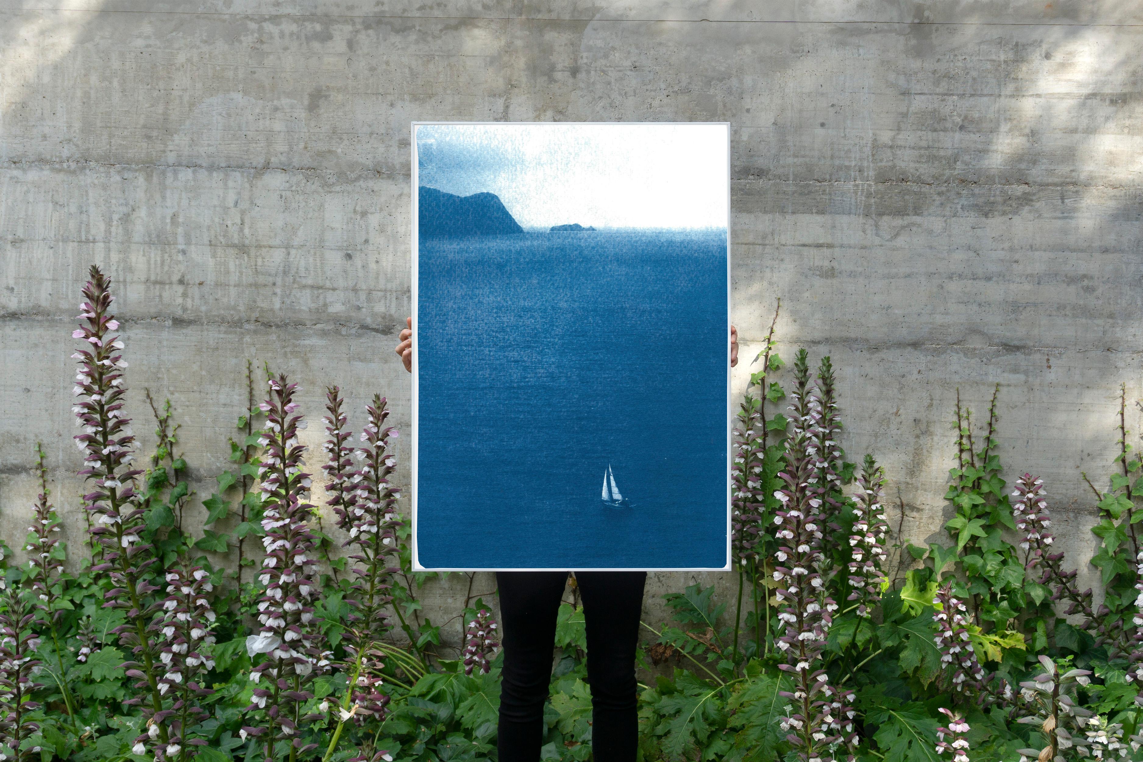 Voyage en voilier, impression cyanotype nautique sur papier aquarelle, paysage marin indigo en vente 3