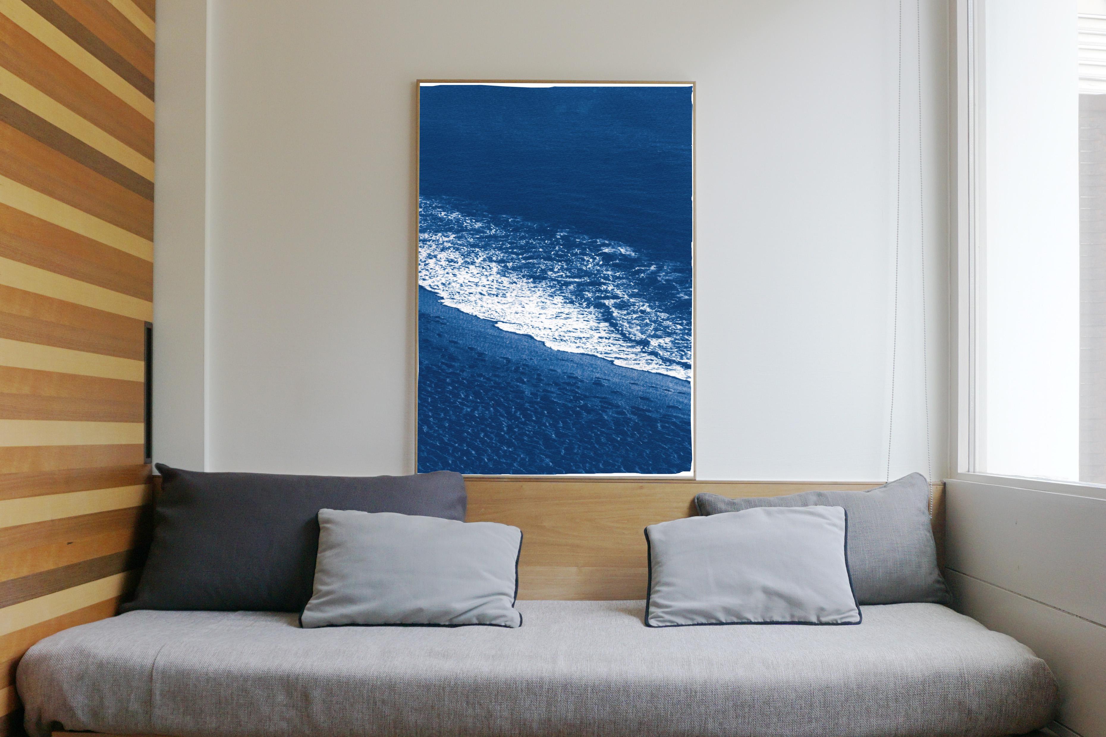 Sandstrand mit Schaumstoff, Nautischer Cyanotypie-Druck auf Aquarellpapier, Strandküste (Realismus), Print, von Kind of Cyan