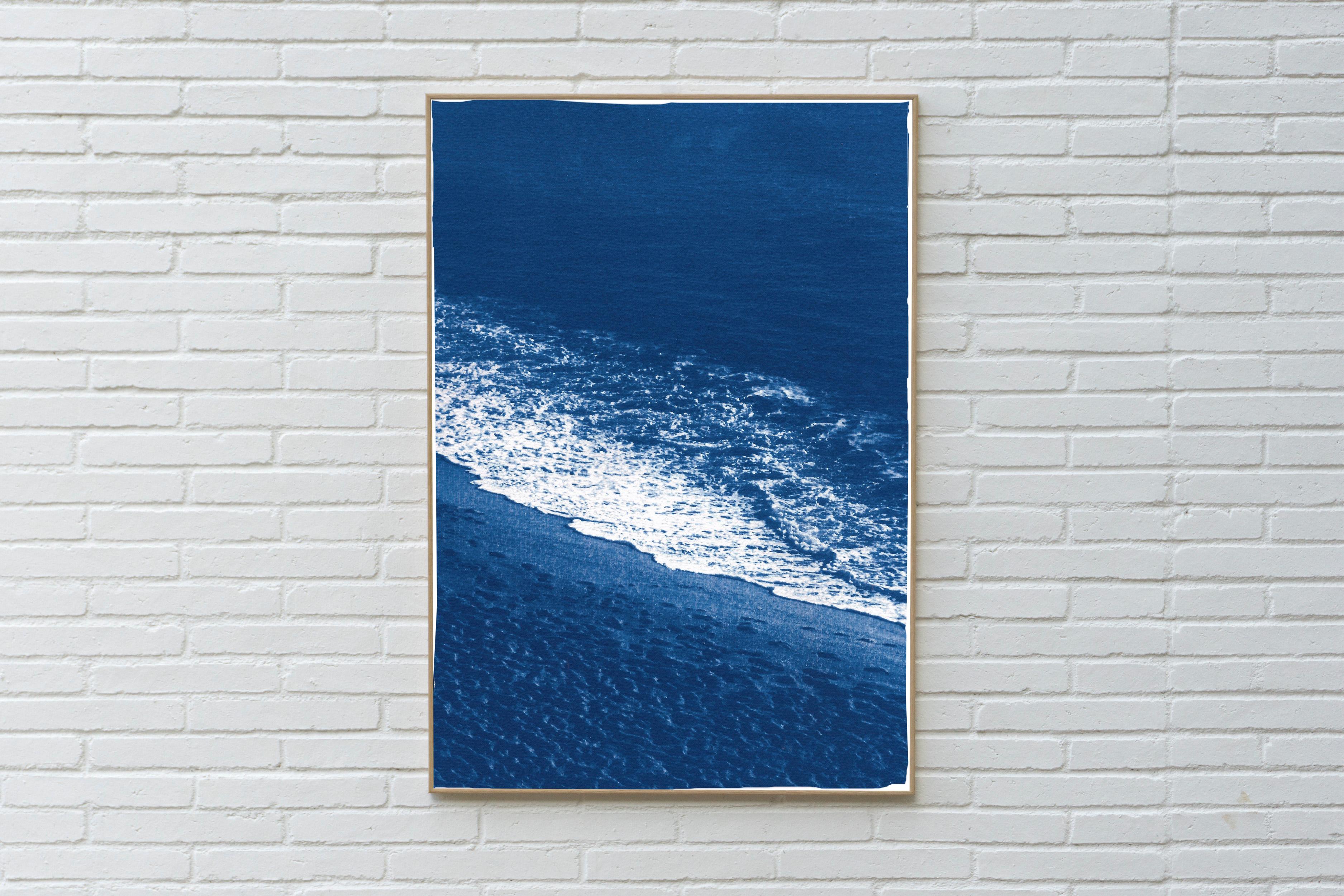 Sandstrand mit Schaumstoff, Nautischer Cyanotypie-Druck auf Aquarellpapier, Strandküste (Blau), Landscape Print, von Kind of Cyan