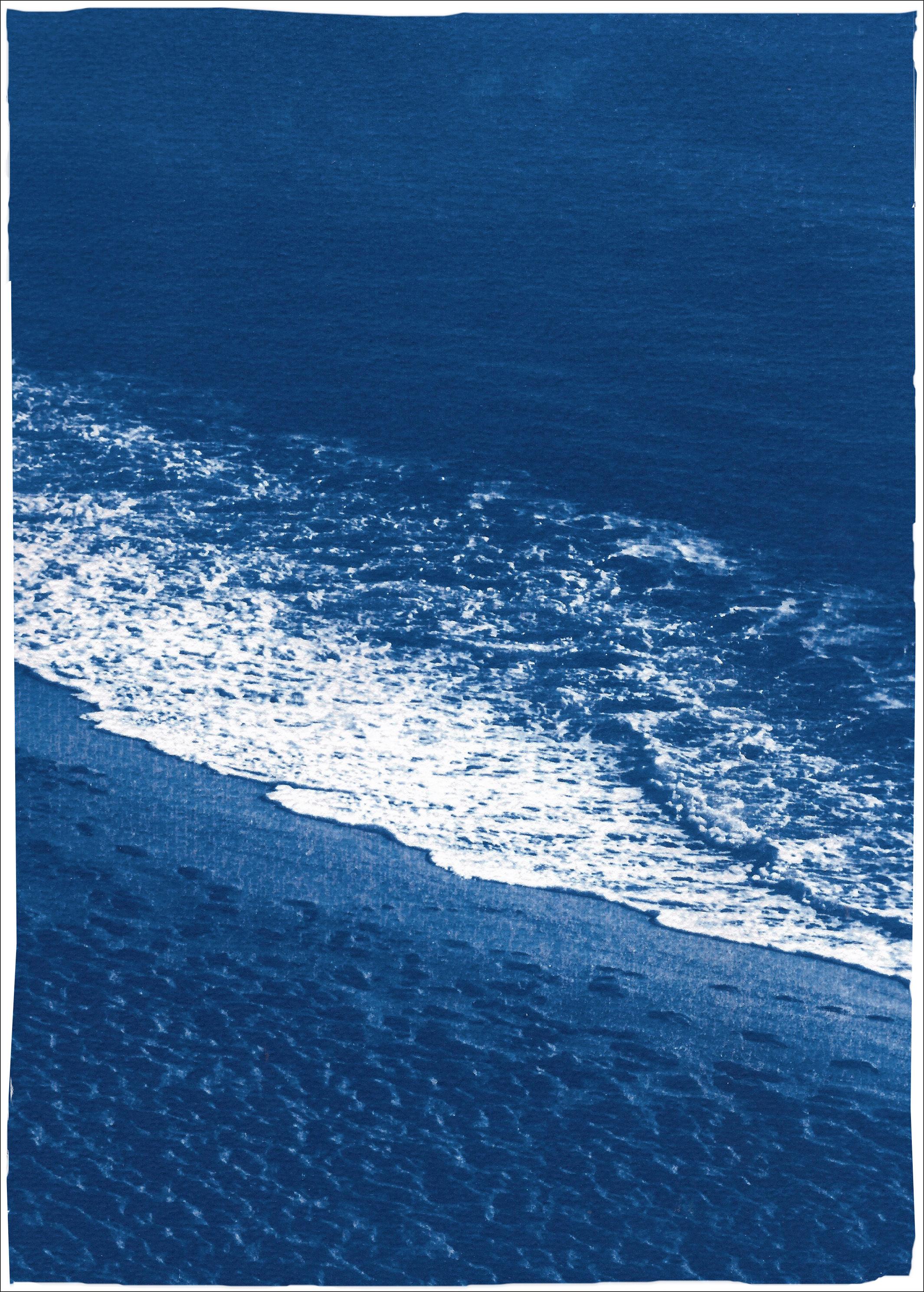 Kind of Cyan Landscape Print – Sandstrand mit Schaumstoff, Nautischer Cyanotypie-Druck auf Aquarellpapier, Strandküste