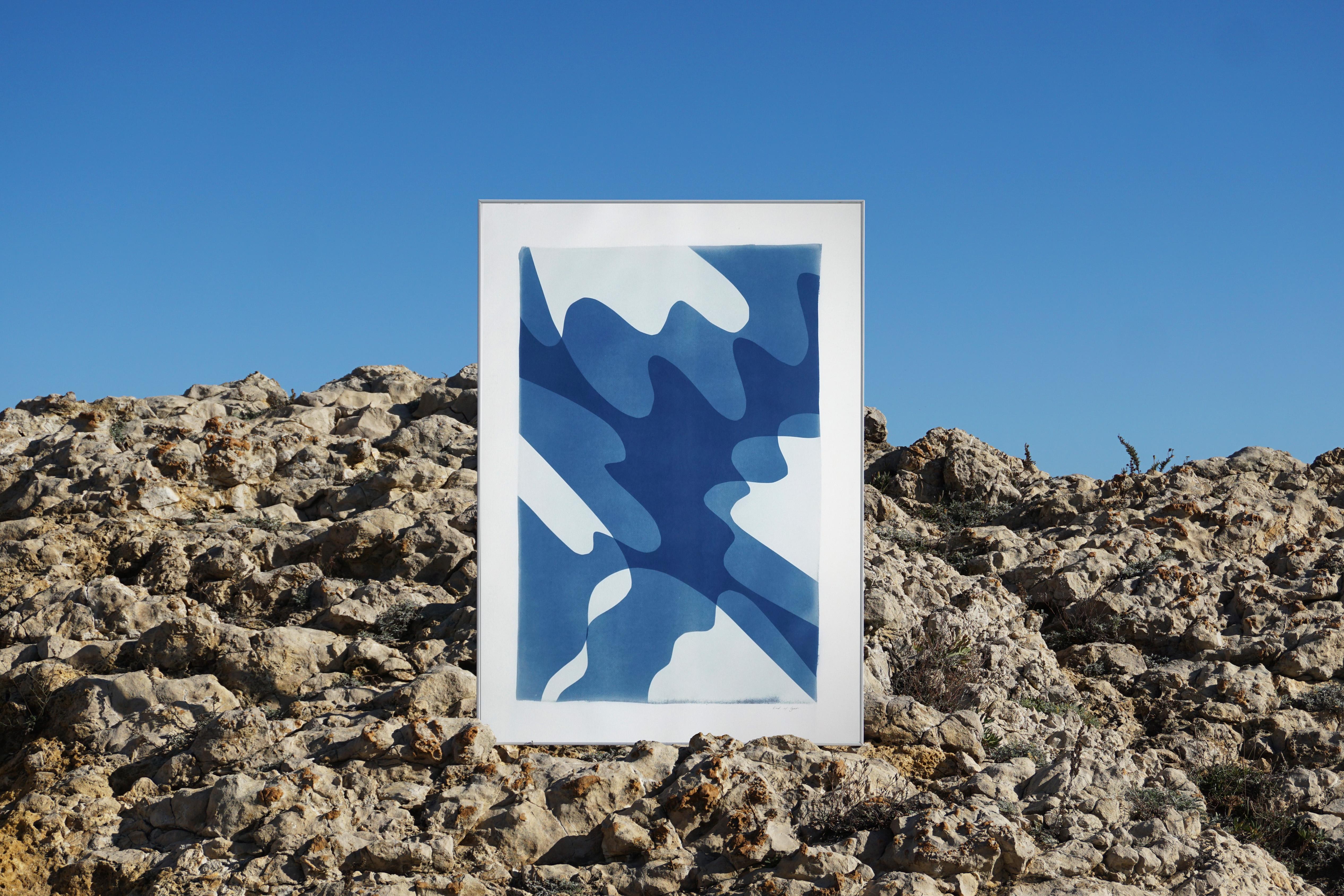 Shaky Shadows, handgefertigte Monotypie minimalistischer abstrakter Formen und Lagen in Blau – Print von Kind of Cyan