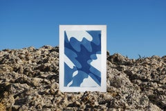 Sombras temblorosas, monotipo hecho a mano de formas y capas abstractas mínimas en azul