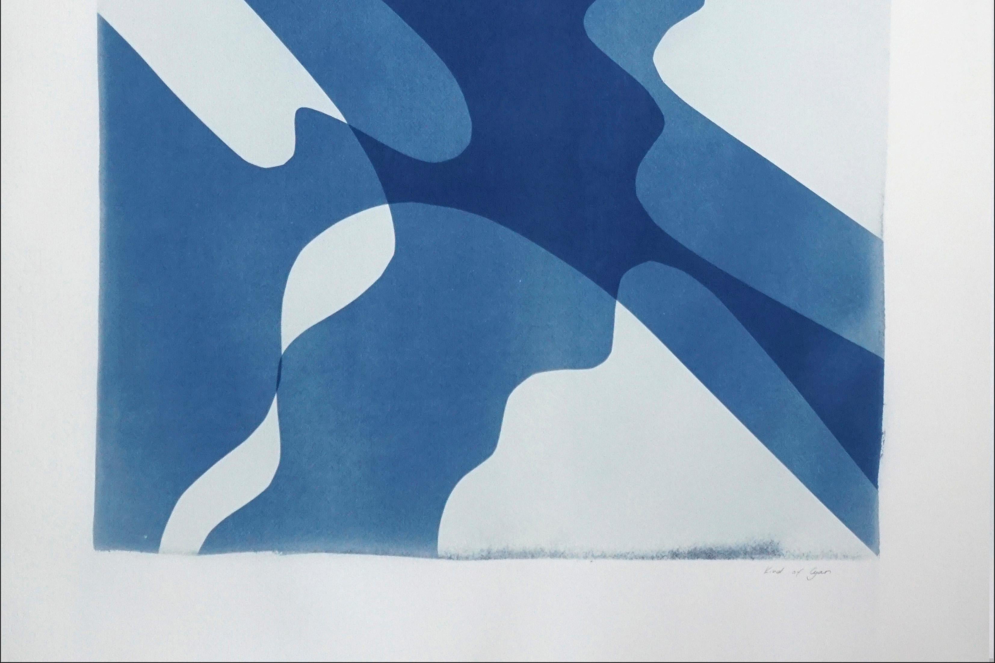 Shaky Shadows, handgefertigte Monotypie minimalistischer abstrakter Formen und Lagen in Blau (Minimalistisch), Print, von Kind of Cyan