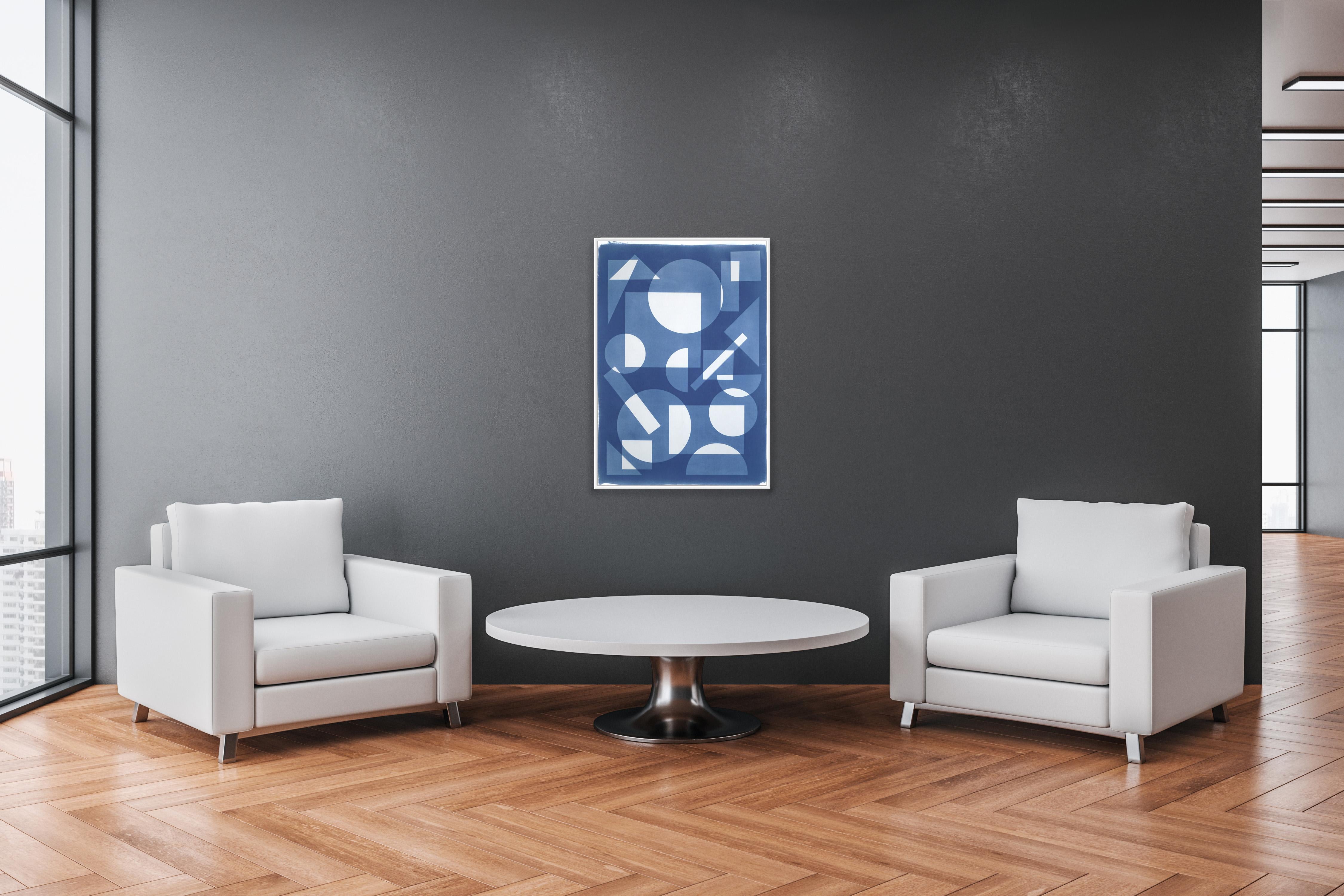 Konstruktivistische Monotypie in schwebenden Formen, weiße und blaue Geometrie – Print von Kind of Cyan