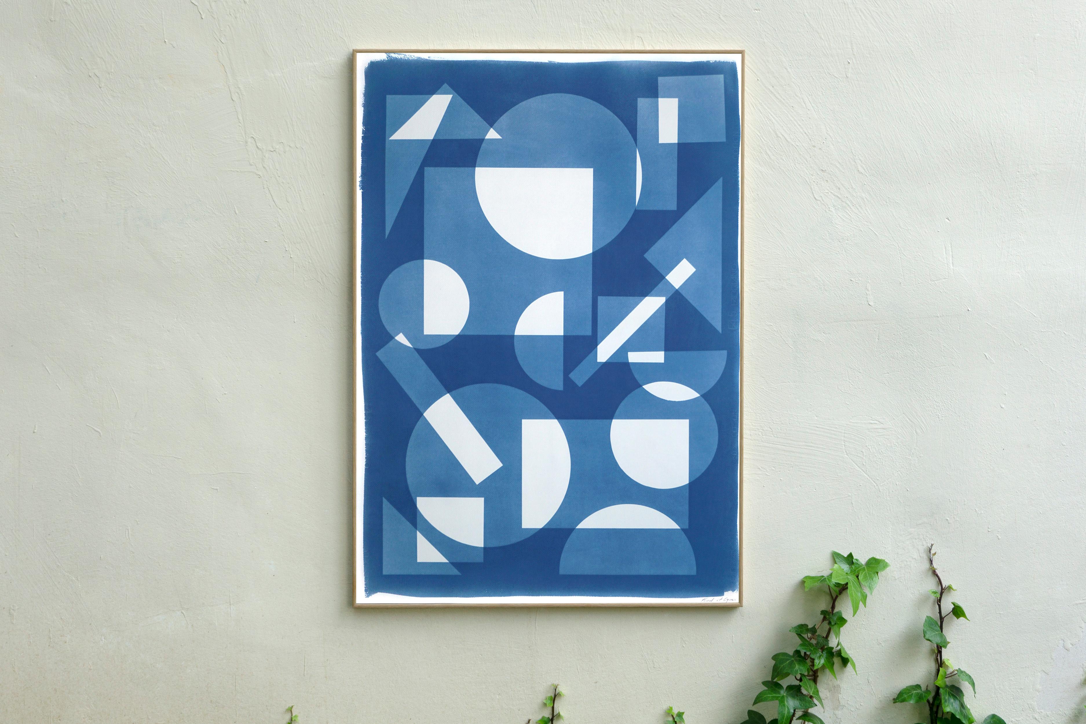 Monotype constructiviste de formes simples flottant dans l'espace, géométrie blanche et bleue - Constructiviste Print par Kind of Cyan