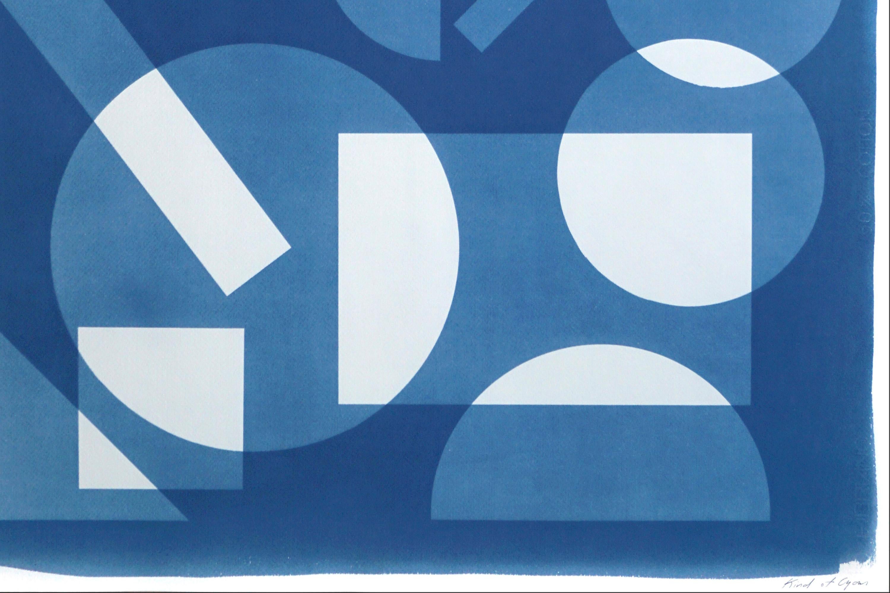 Monotype constructiviste de formes simples flottant dans l'espace, géométrie blanche et bleue - Bleu Abstract Print par Kind of Cyan