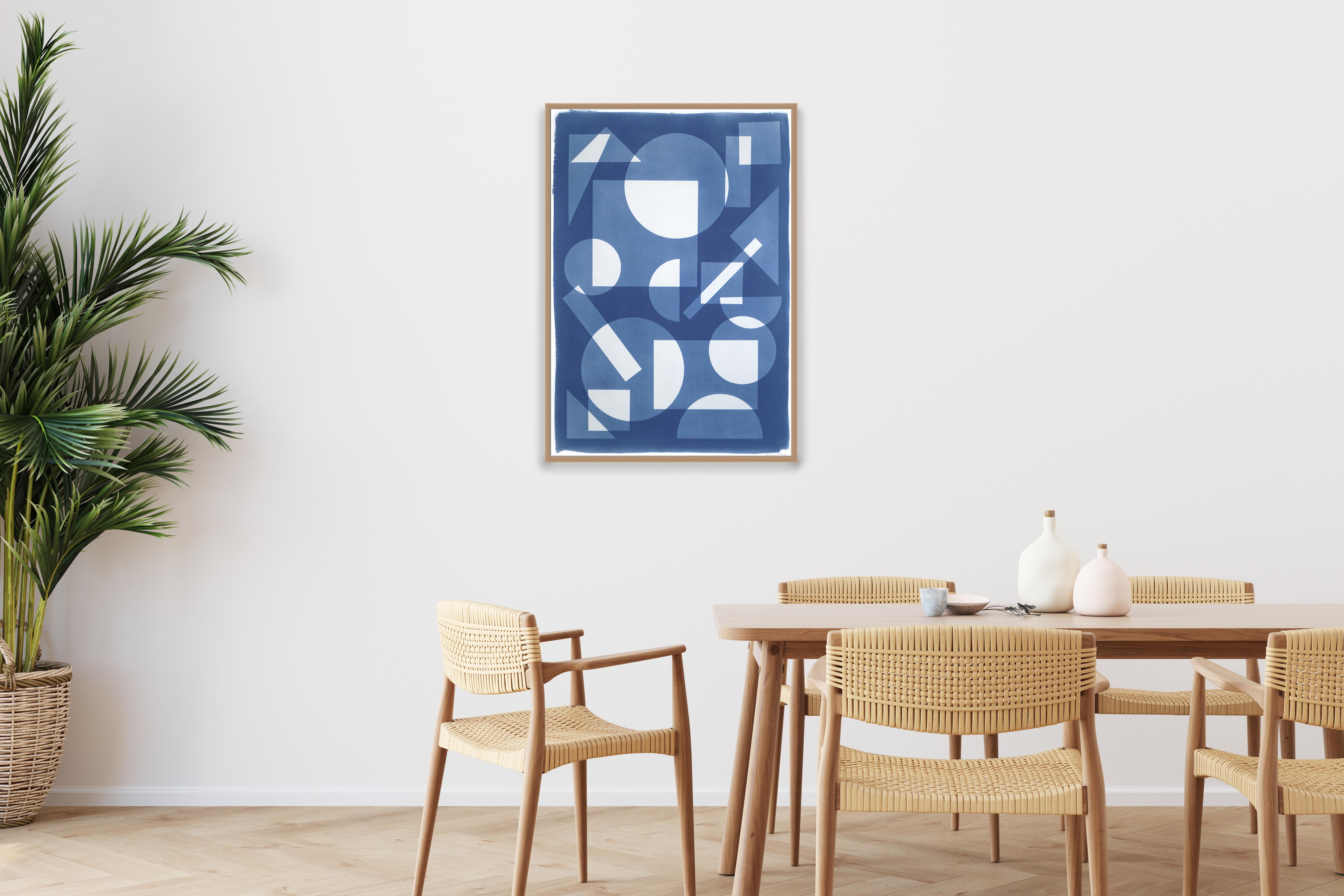 Monotype constructiviste de formes simples flottant dans l'espace, géométrie blanche et bleue en vente 1
