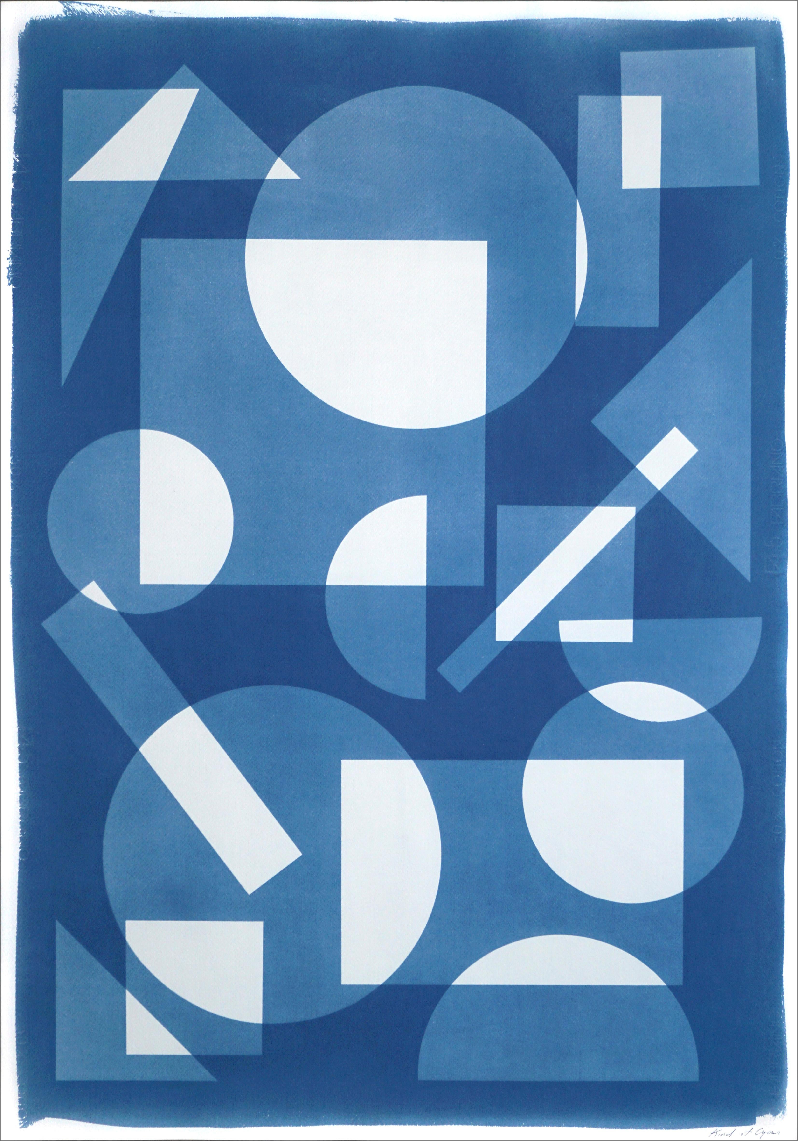 Monotype constructiviste de formes simples flottant dans l'espace, géométrie blanche et bleue