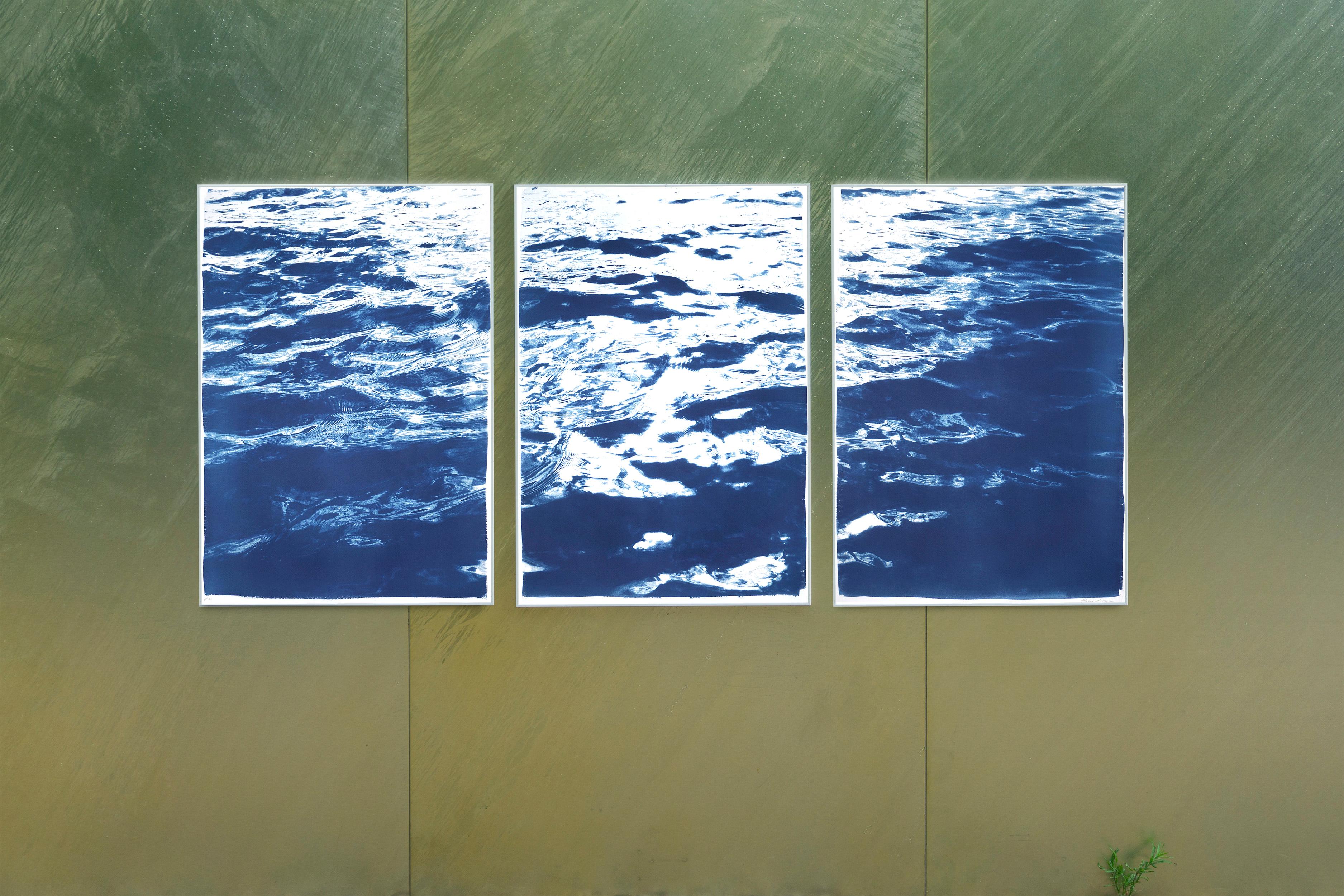 Eaux d'été à Cannes, Cyanotype abstrait nautique en bleu, Triptyque de paysages marins en vente 6