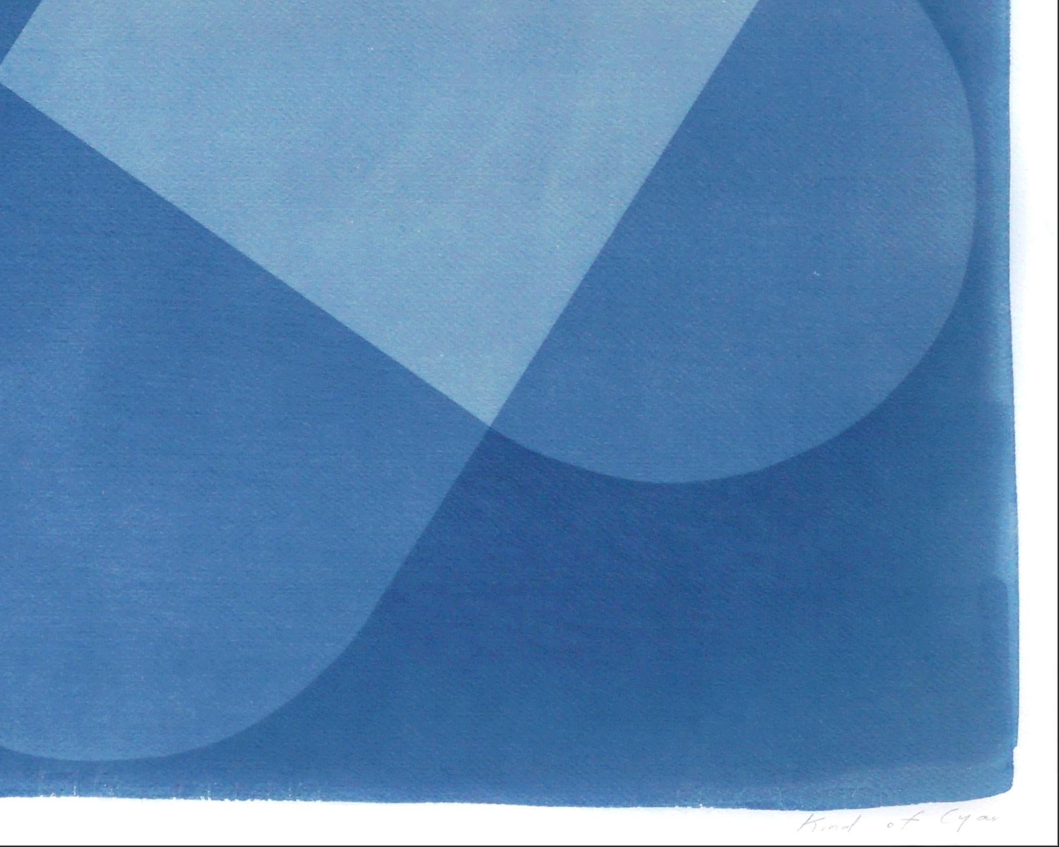 Iconique symétrique, blocs aux tons bleus, bâtiments abstraits, cyanotype unique, papier - Bleu Abstract Photograph par Kind of Cyan