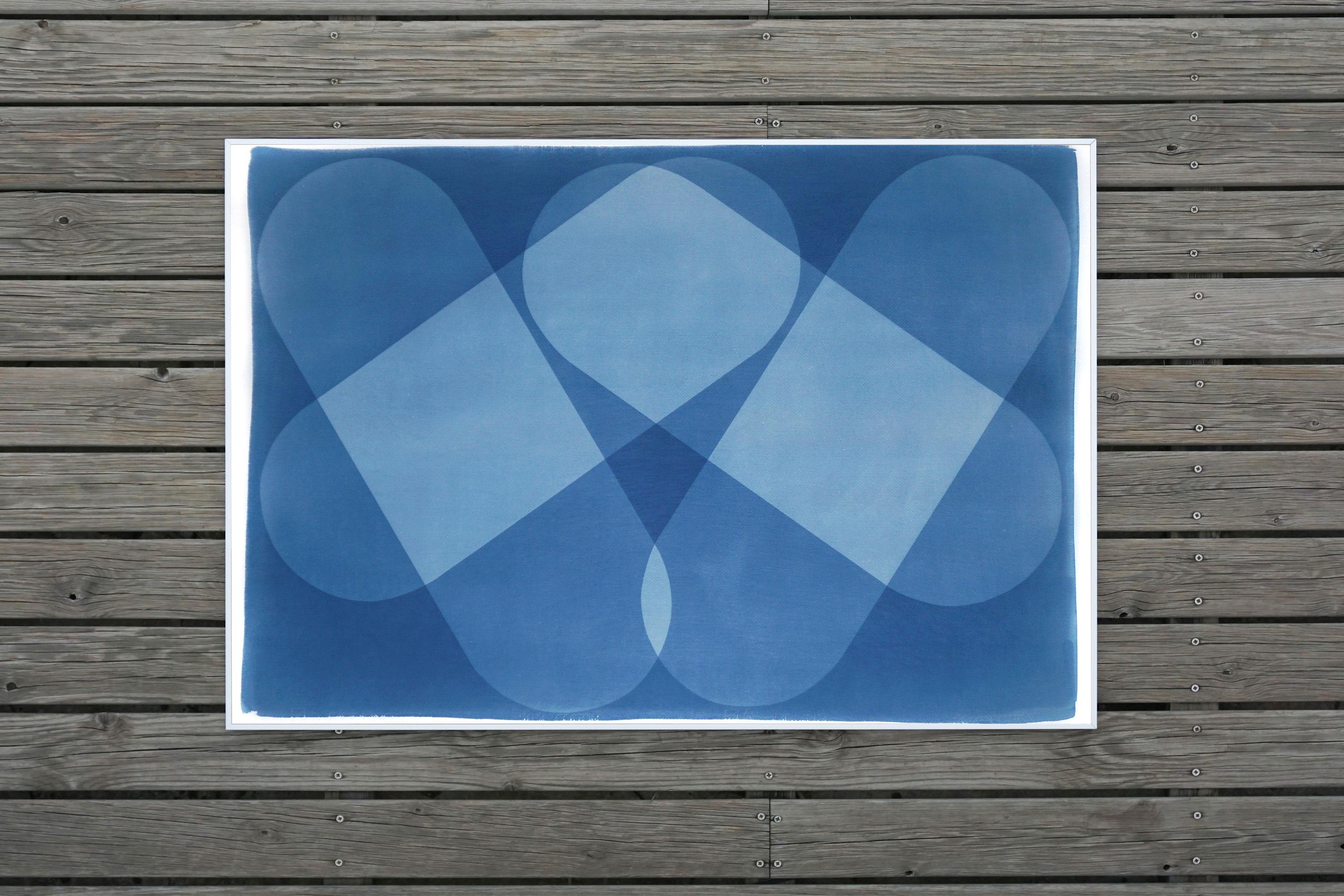 Symmetricische Ikone, Blaue Farbblöcke, Abstrakte Gebäude, einzigartige Cyanotypie, Papier im Angebot 2