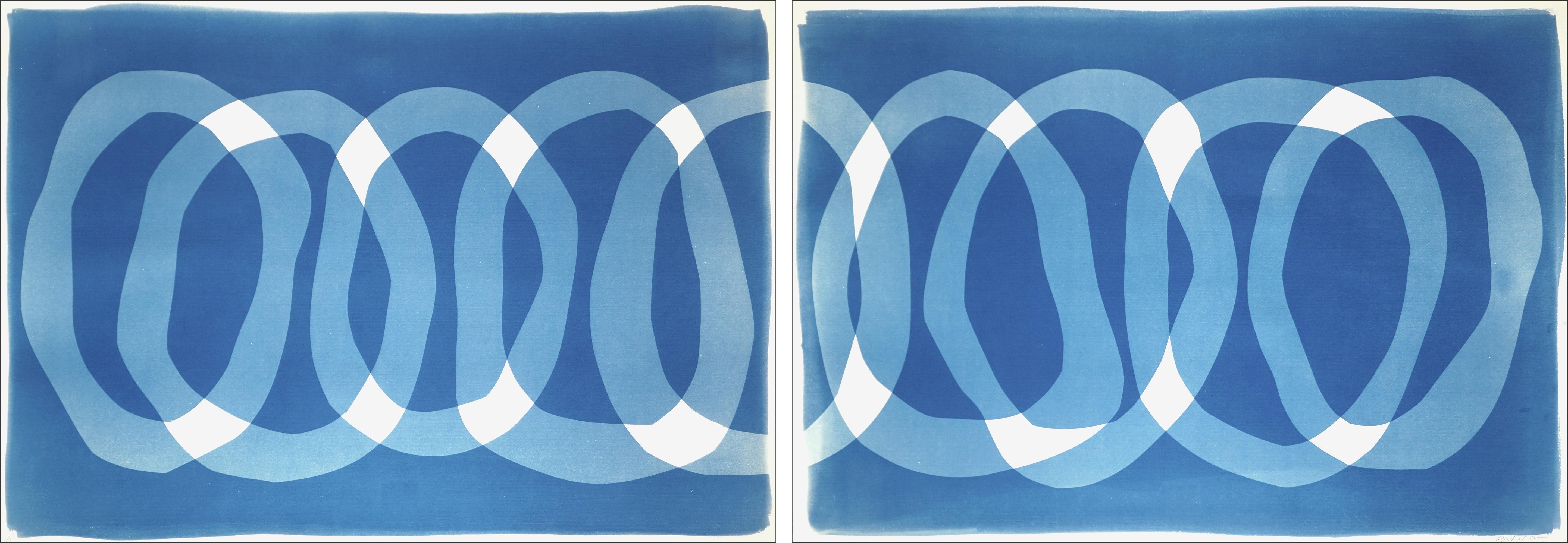 Abstract Print di Kind of Cyan - La collana blu, dittico orizzontale, motivi ad anello blu, trasparenza cianotipica