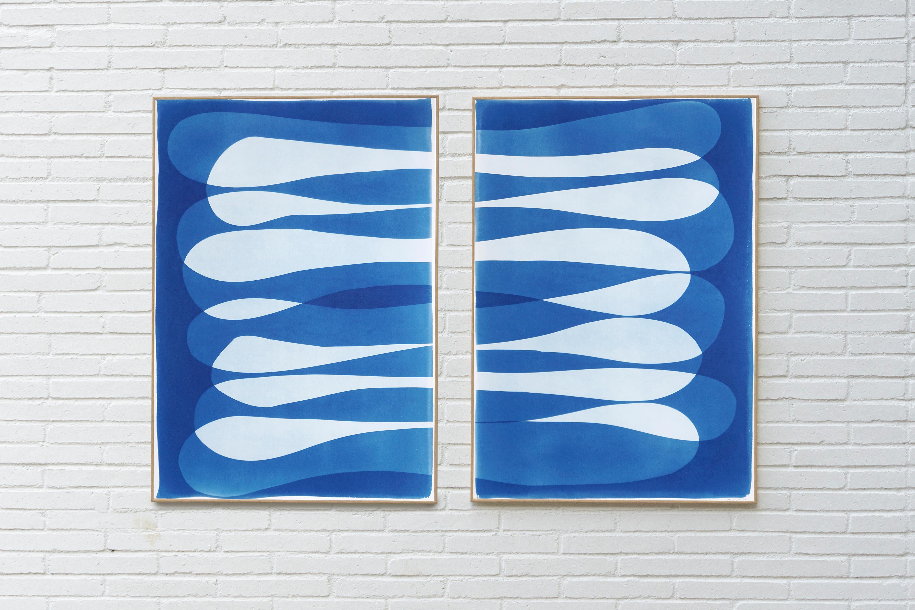 The Lake District, Unendliche Elipse Blaue Töne Vertikales Diptychon, Minimalistischer Stil – Print von Kind of Cyan