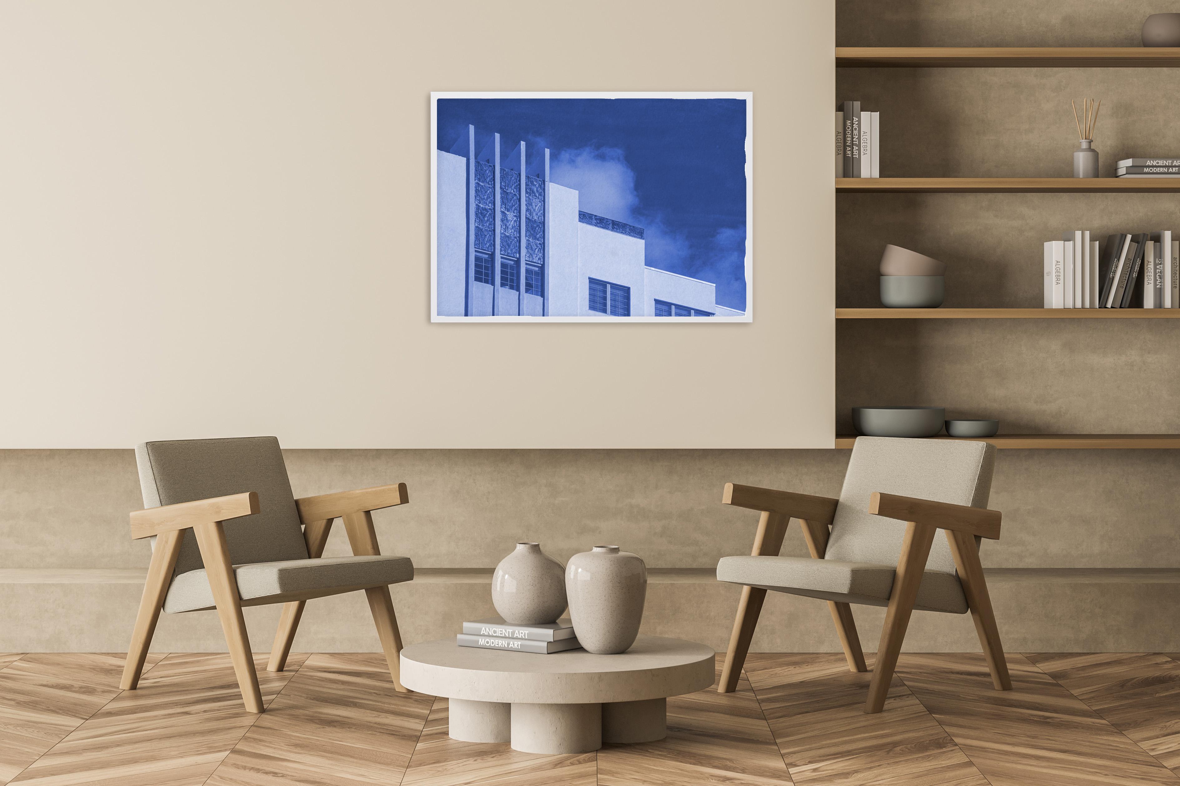 Impression cyanotype « Thirties Building with Sky » (Bâtiment avec ciel), faite à la main dans les tons bleus, style Miami - Print de Kind of Cyan