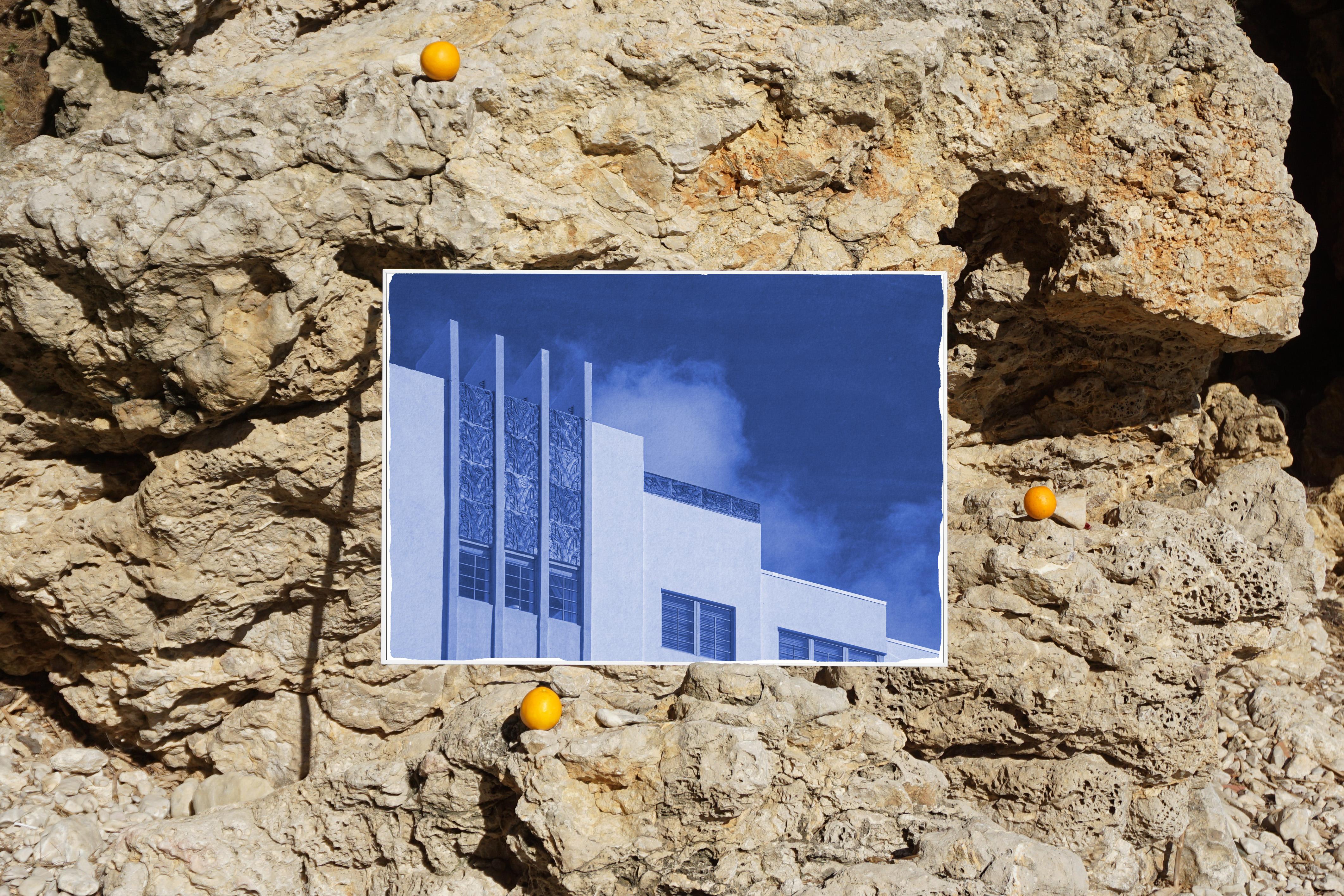 Dies ist eine exklusive handgedruckte Cyanotypie in limitierter Auflage. 
Diese schöne Cyanotypie zeigt eine ikonische Gebäudefassade aus den dreißiger Jahren. 

Einzelheiten:
+ Titel: Gebäude aus den dreißiger Jahren mit Himmel
+ Jahr: 2021
+