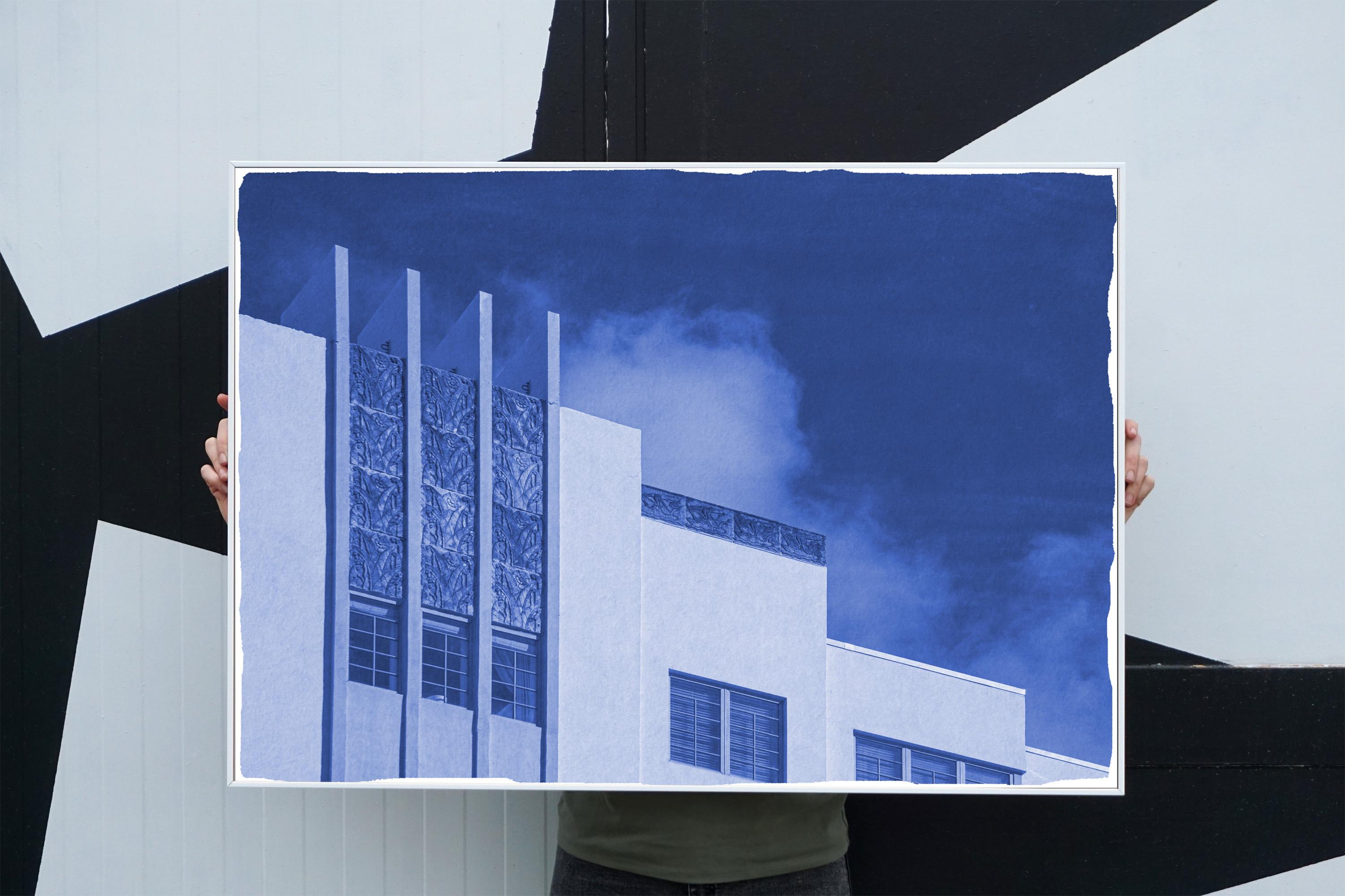 Il s'agit d'un cyanotype exclusif imprimé à la main en édition limitée. 
Ce magnifique cyanotype représente une façade de bâtiment emblématique des années 30. 

Détails :
+ Titre : Bâtiment des années 30 avec ciel
+ Année : 2021
+ Taille de