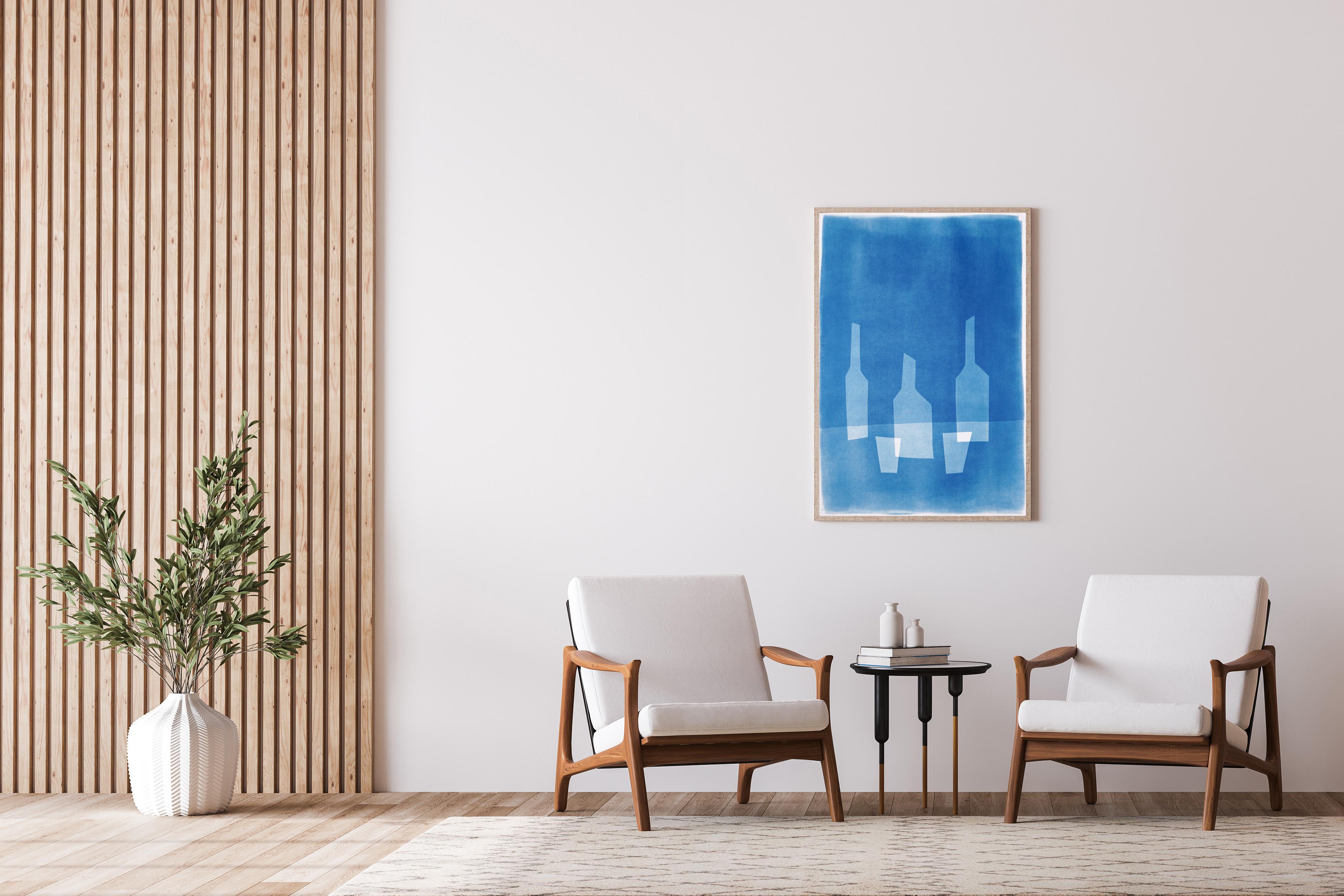 Bouteilles d'arbre pour deux personnes, tons bleus, monotype moderne, nature morte verticale - Géométrique abstrait Print par Kind of Cyan