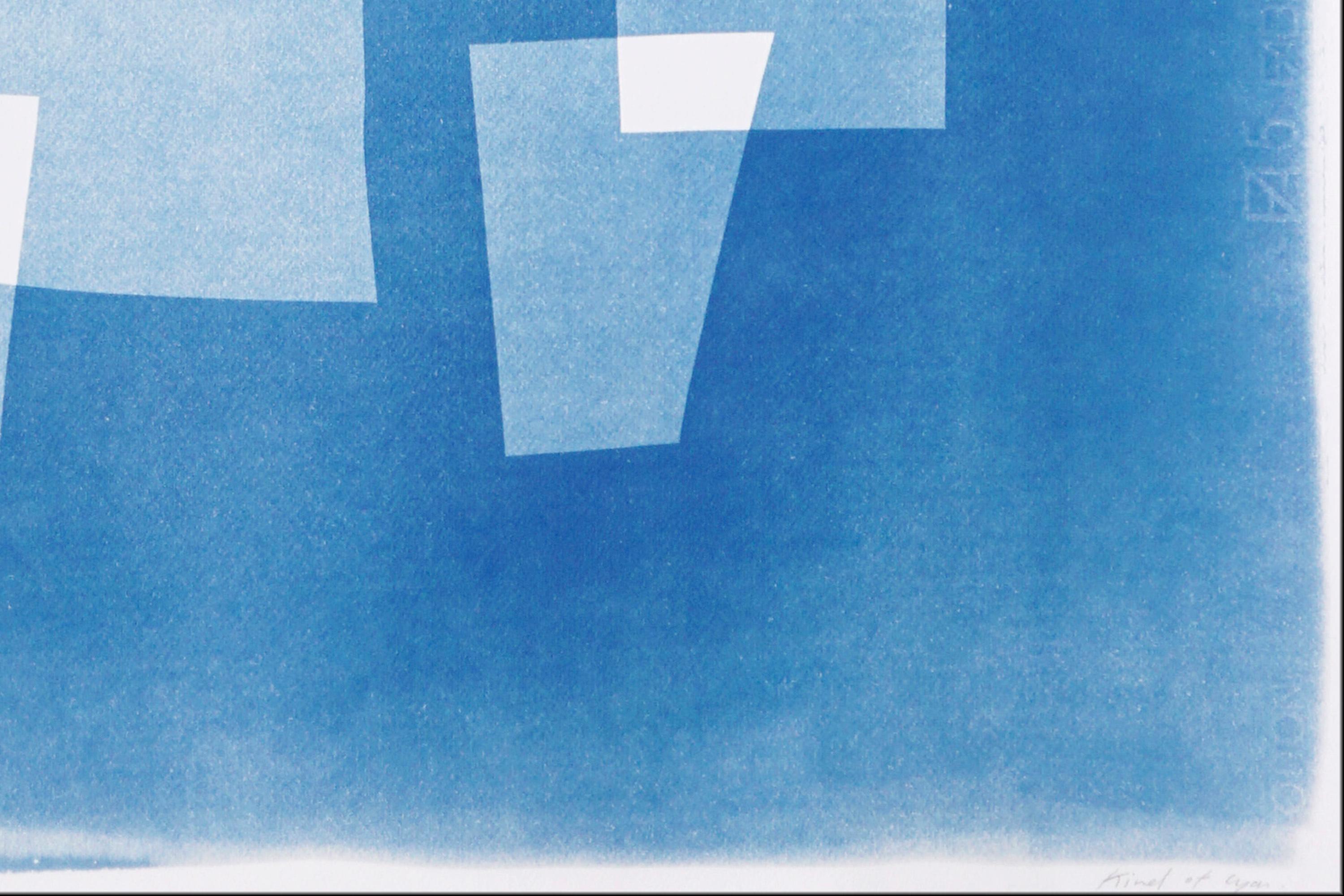 Bouteilles d'arbre pour deux personnes, tons bleus, monotype moderne, nature morte verticale - Bleu Still-Life Print par Kind of Cyan