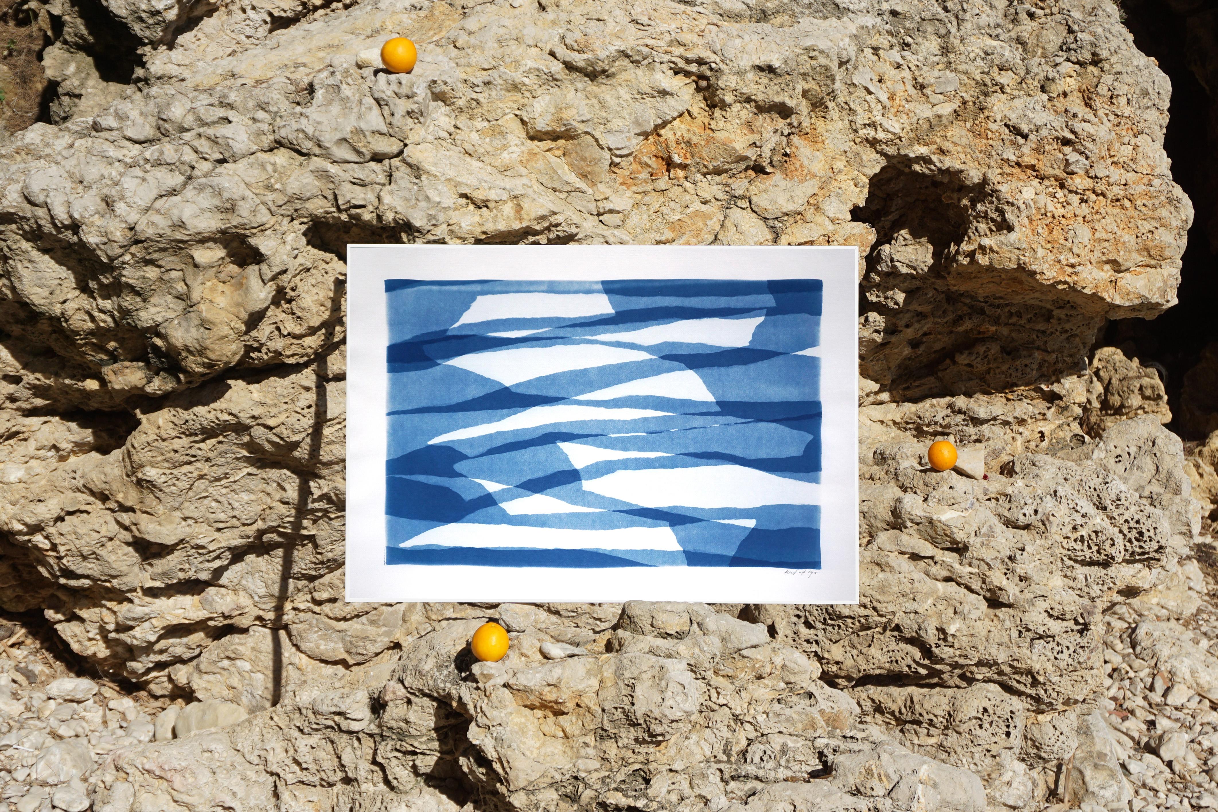 Einzigartige Monotypie in Blautönen, Schichten von gedrehtem Papier, horizontale abstrakte Formen (Minimalistisch), Print, von Kind of Cyan