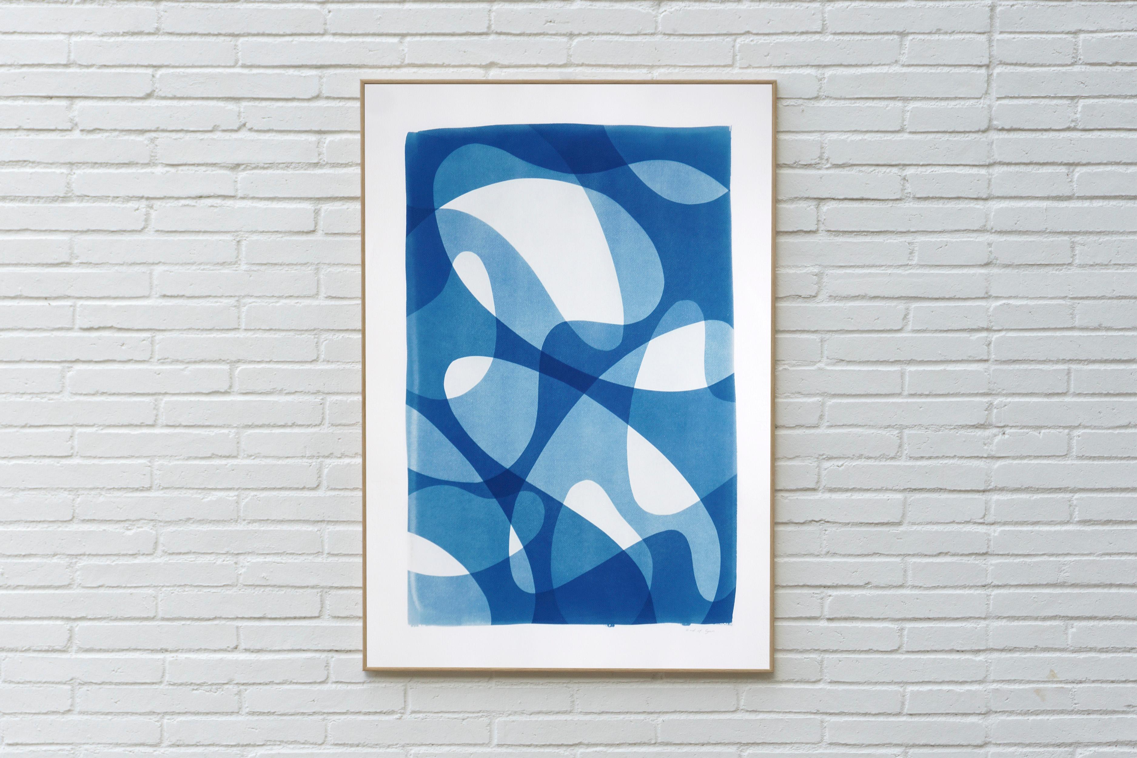 Curves et formes urbaines, photogramme abstrait cyanotype dans des tons bleus et blancs - Photograph de Kind of Cyan