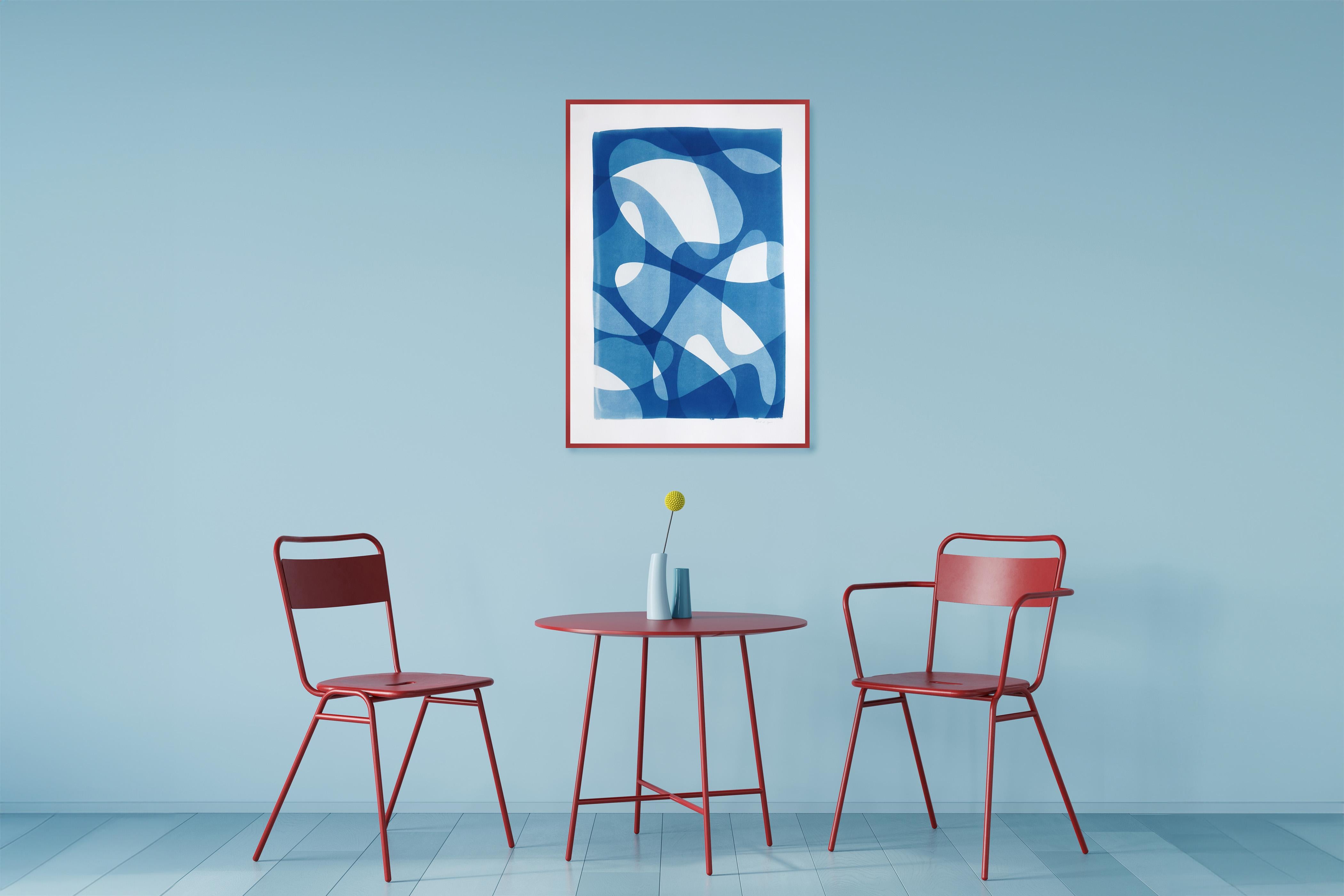 Curves et formes urbaines, photogramme abstrait cyanotype dans des tons bleus et blancs - Abstrait Photograph par Kind of Cyan