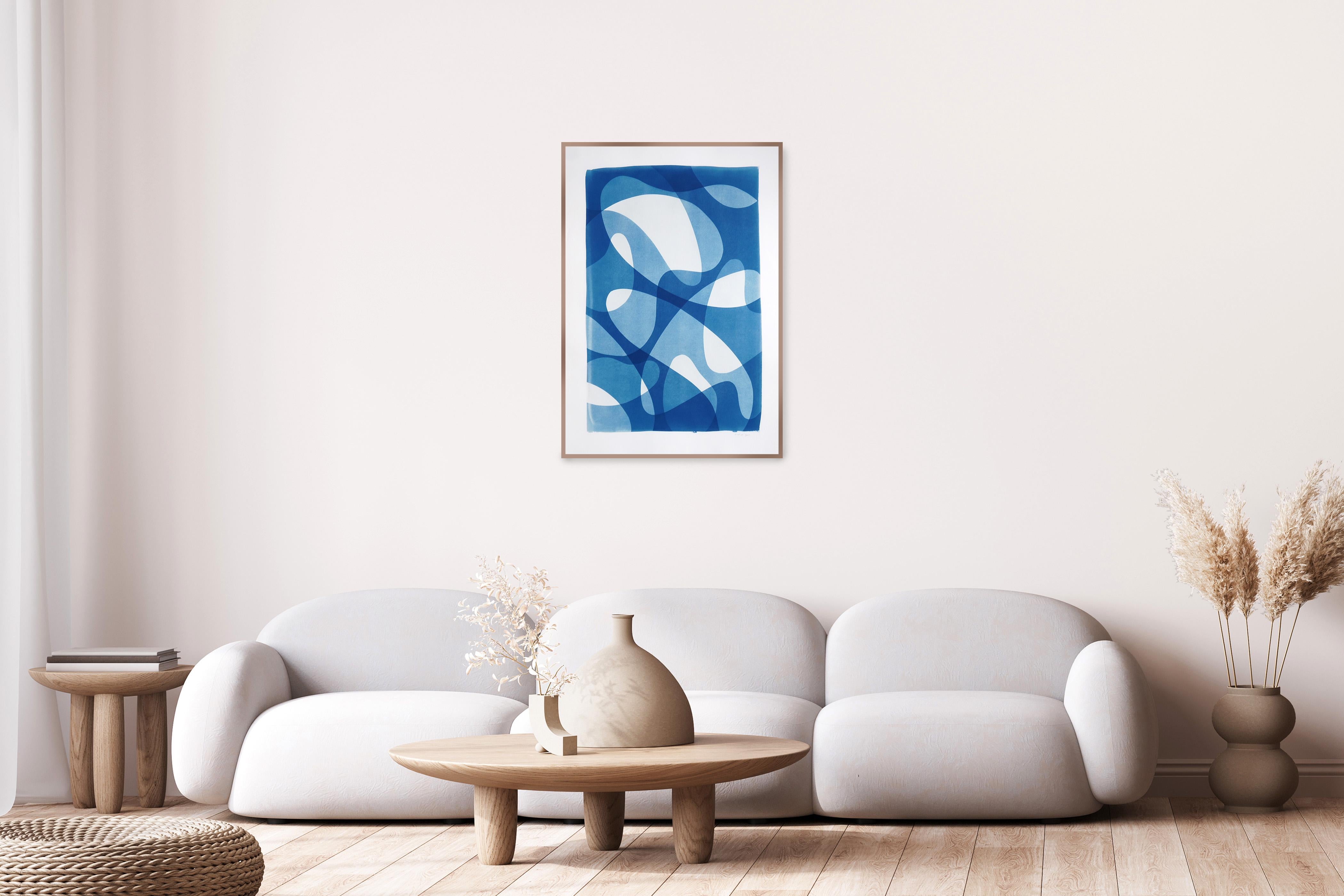 Il s'agit d'un cyanotype unique exclusif, imprimé à la main, qui s'inspire des formes modernes du milieu du siècle dernier.
Il a été réalisé en superposant des papiers découpés et différentes expositions à la lumière UV. 

Détails :
+ Titre :