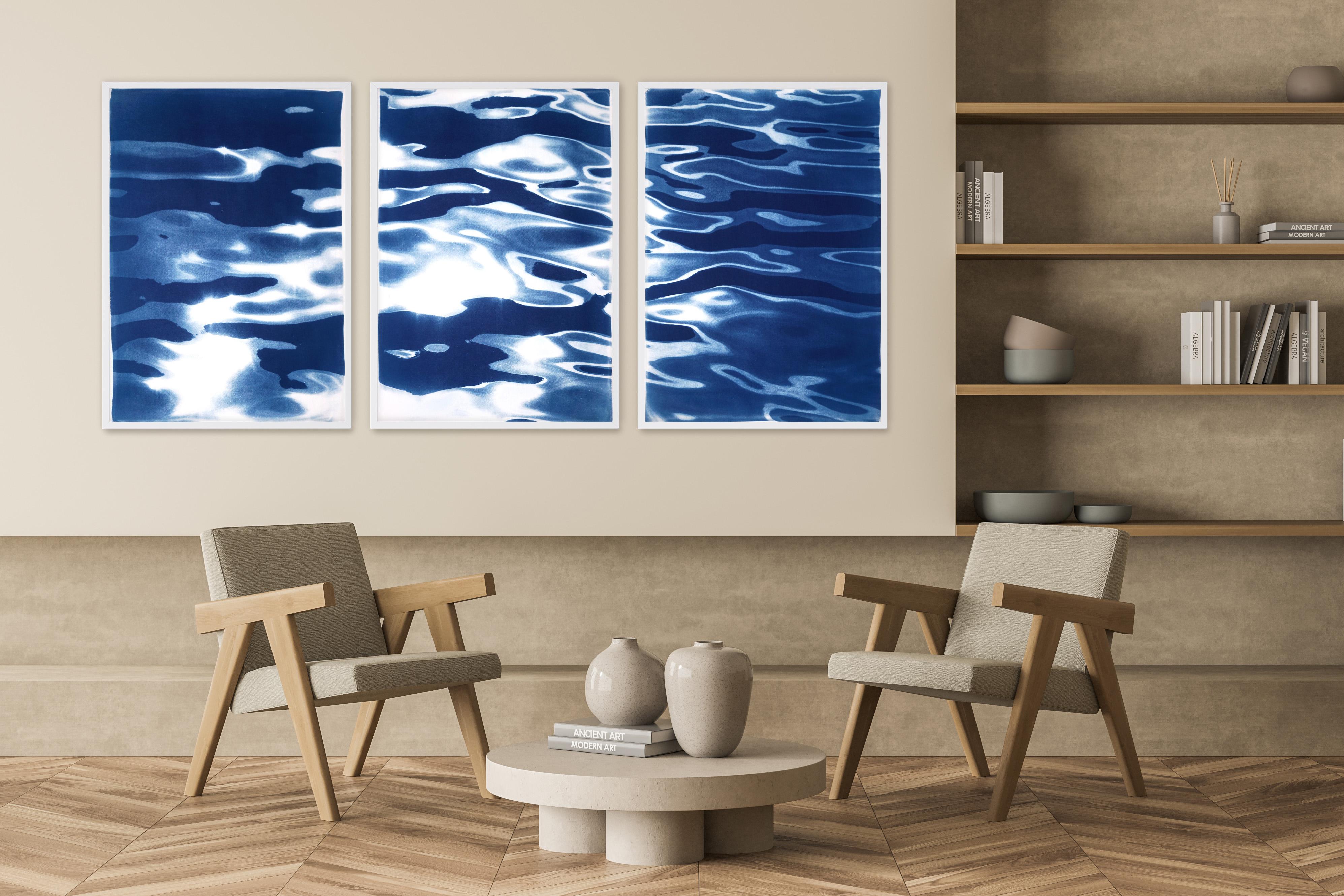 Venice Seascape Triptychon, Blaue Lido-Inselreflexionen, zeitgenössische Cyanotypie – Print von Kind of Cyan