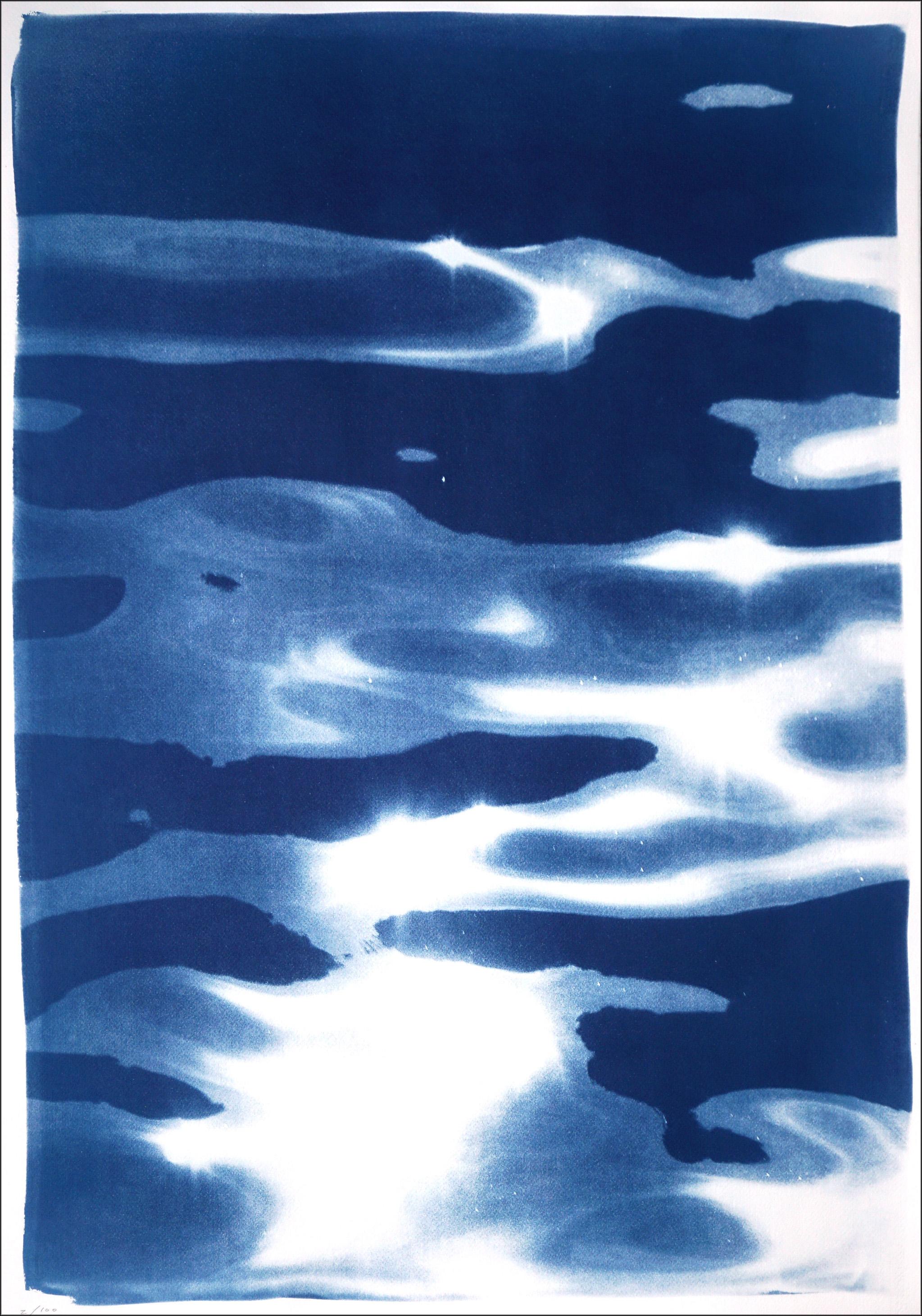 Triptyque de paysages marins de Venise, reflets de l'île de Lido bleue, cyanotype contemporain - Abstrait Print par Kind of Cyan
