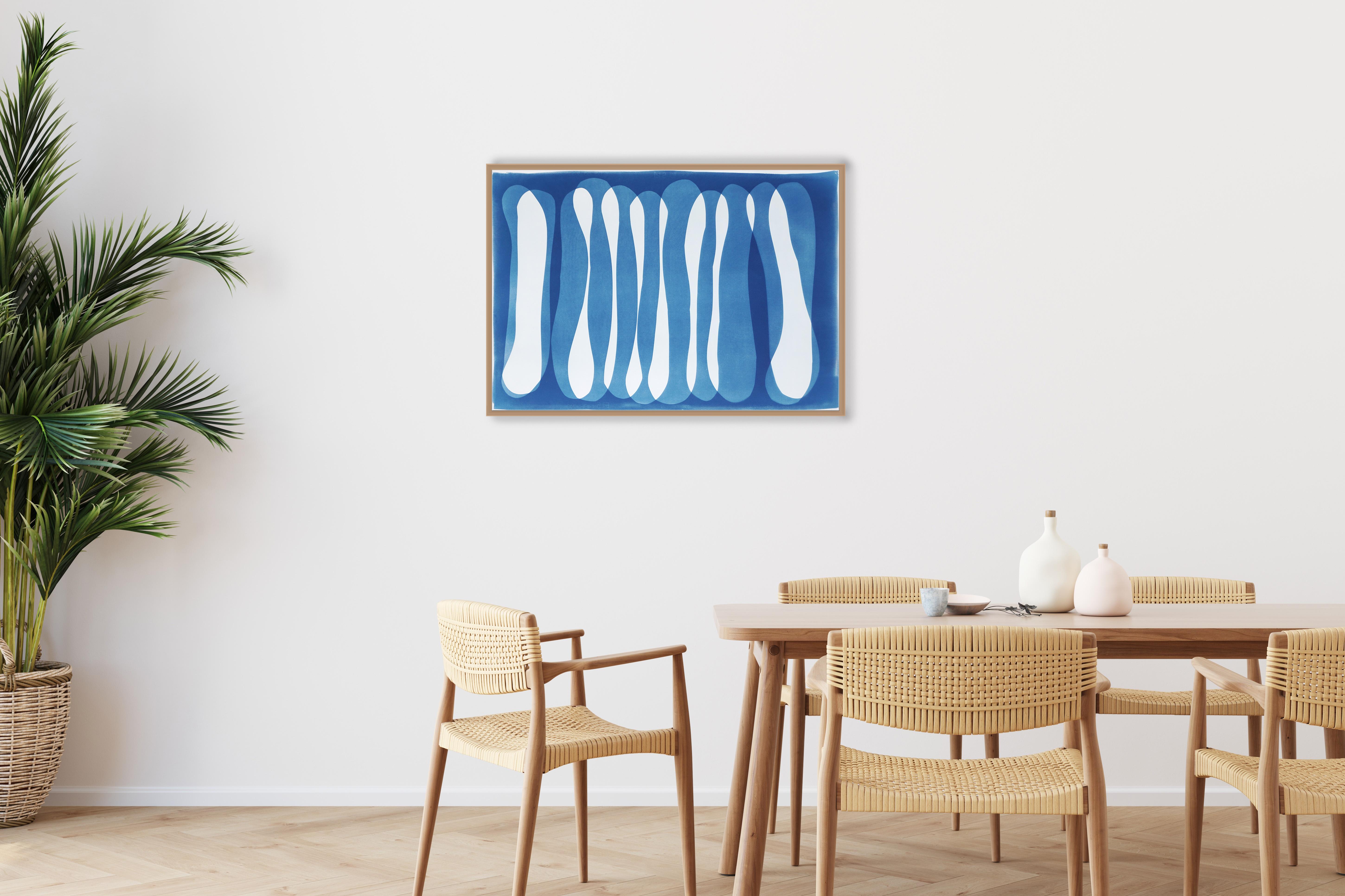 Vertikale Falten, einzigartige Monotypie-Zyanotypie in Blautönen, organische Formen, Papier – Print von Kind of Cyan