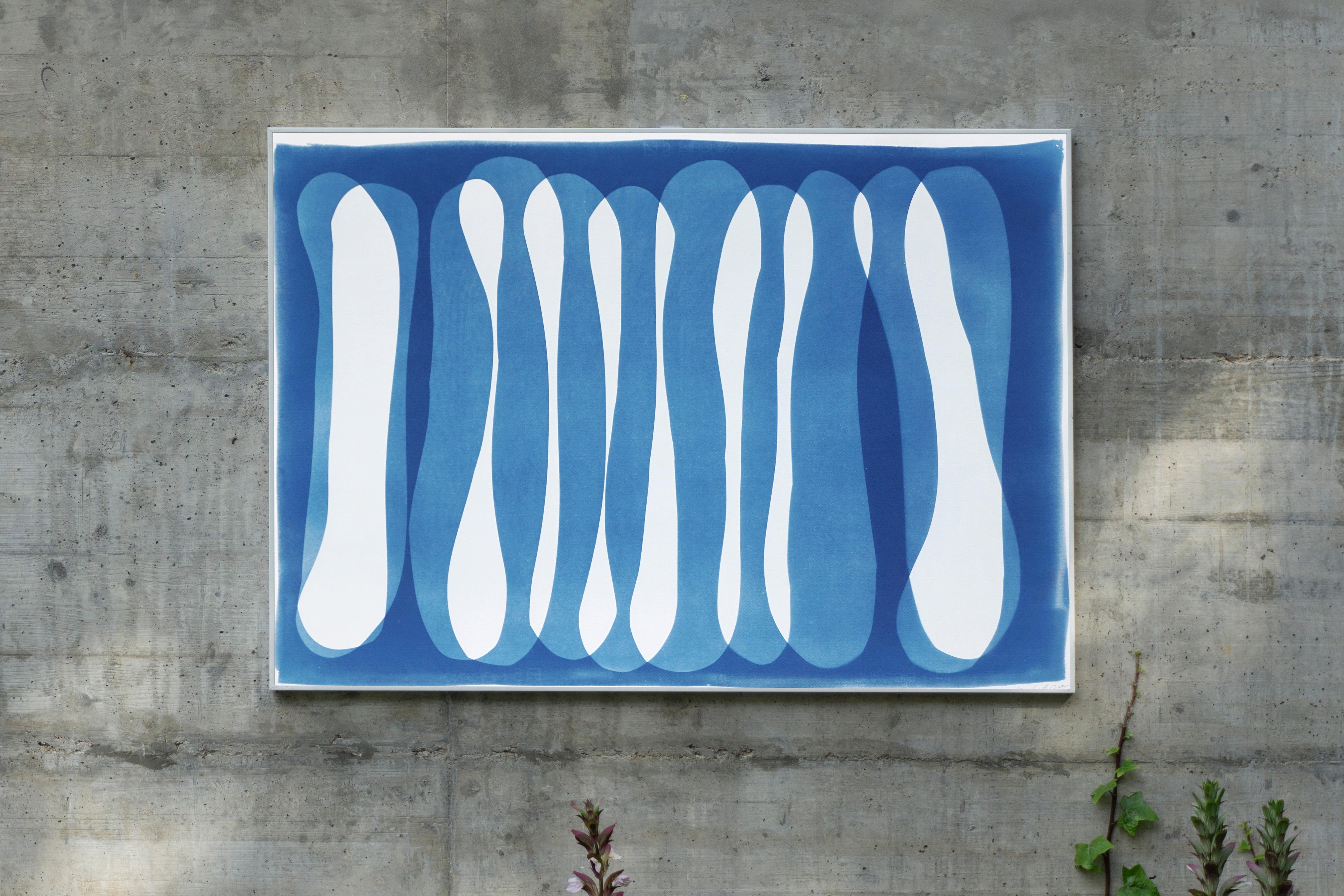 Vertikale Falten, einzigartige Monotypie-Zyanotypie in Blautönen, organische Formen, Papier (Post-Minimalismus), Print, von Kind of Cyan