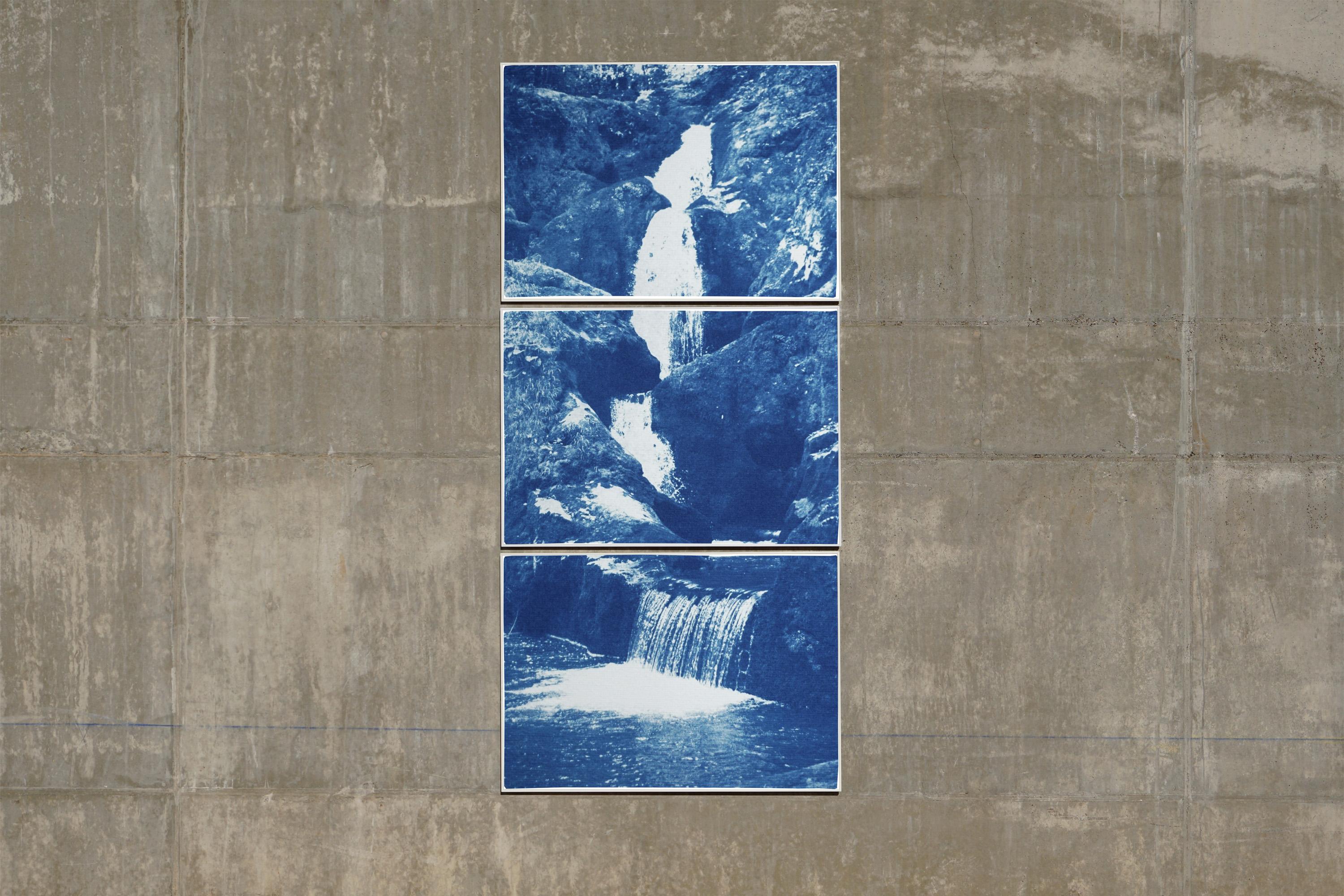 Vertikales Triptychon eines Zen-Wälder-Wasserfalles, mehrteilige Zyanotypie, Feng Shui-Kunst  – Photograph von Kind of Cyan