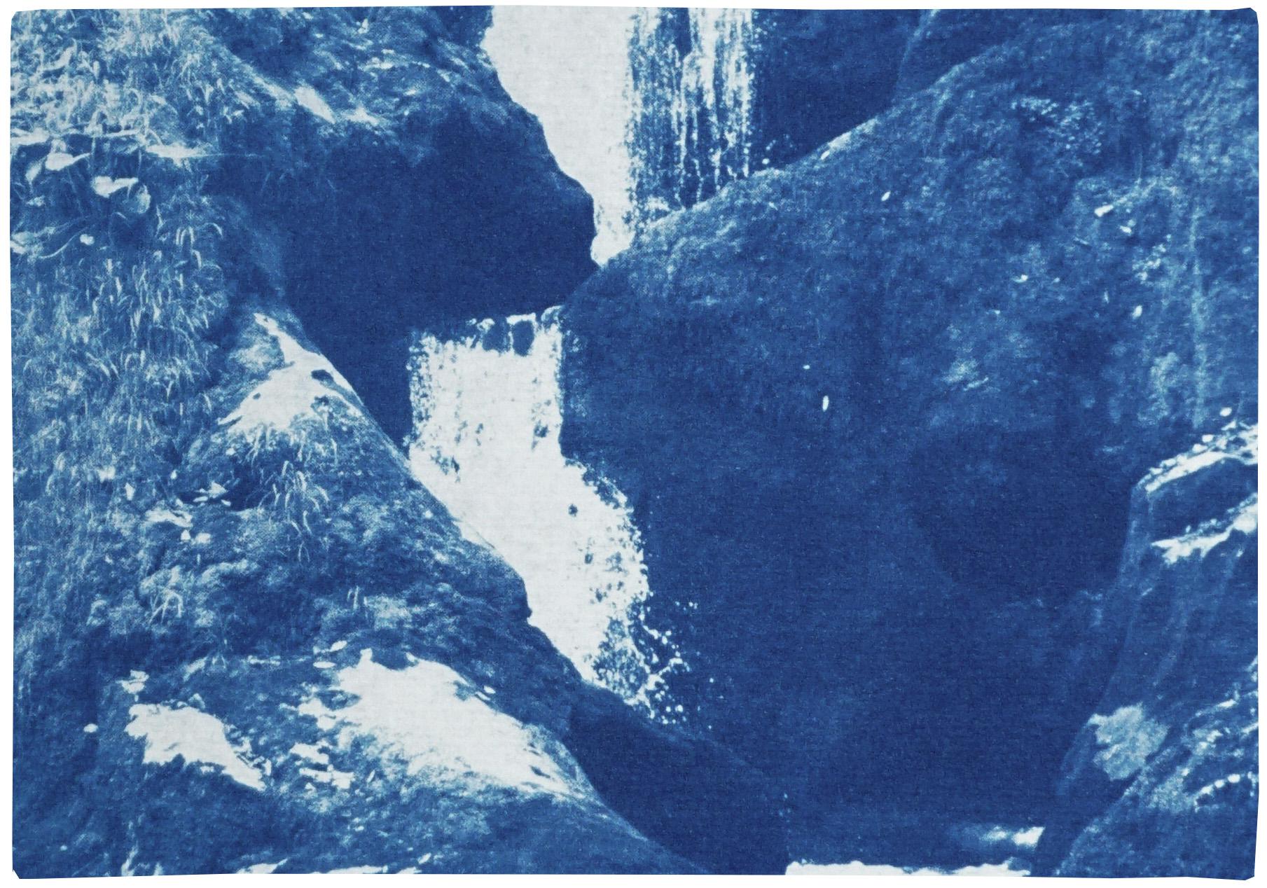 Vertikales Triptychon eines Zen-Wälder-Wasserfalles, mehrteilige Zyanotypie, Feng Shui-Kunst  (Blau), Landscape Photograph, von Kind of Cyan
