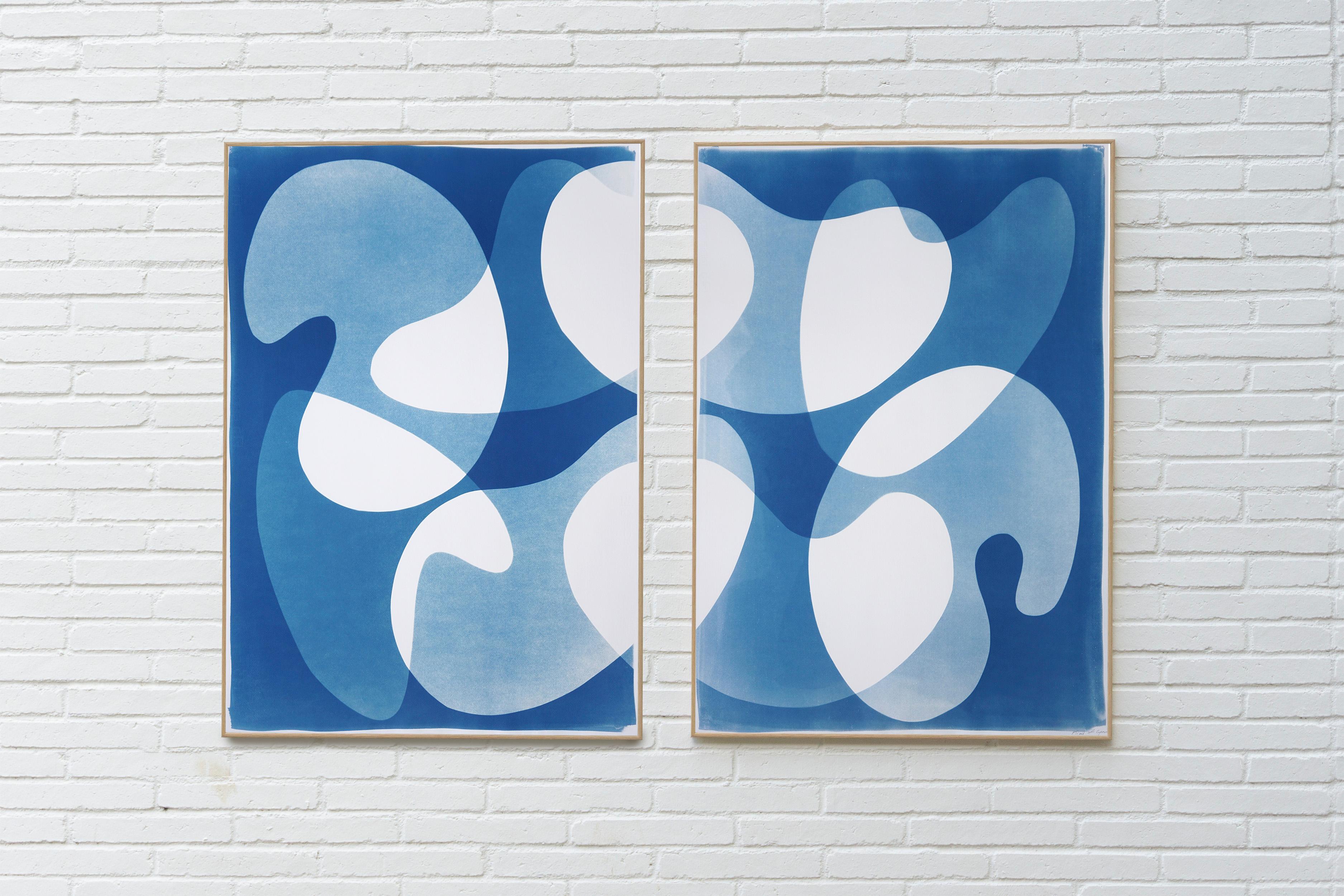 By Design Modern, Shape + Form abstraite en bleu, Design/One, Papier - Print de Kind of Cyan