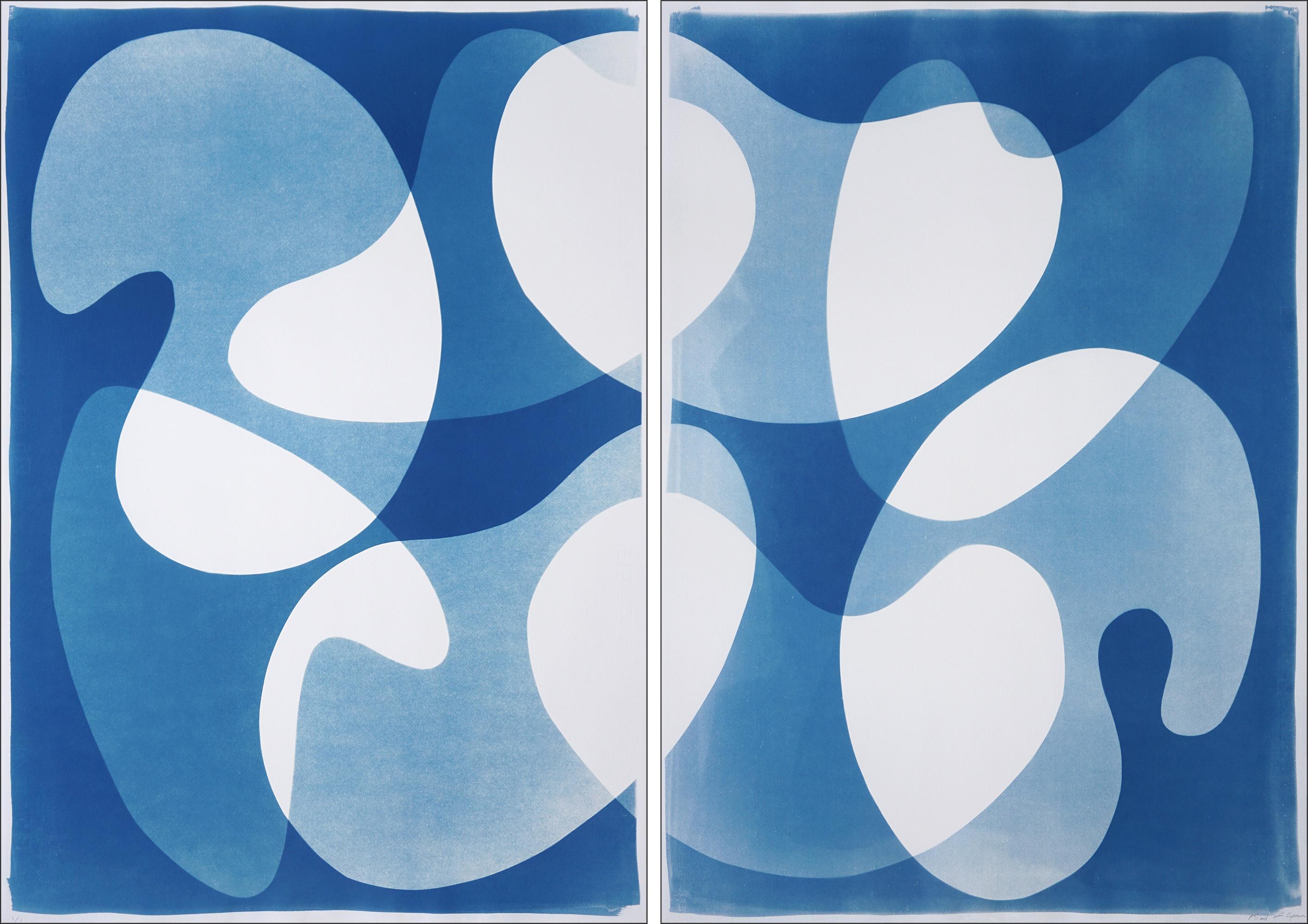 By Design Modern, Shape + Form abstraite en bleu, Design/One, Papier - Bleu Abstract Print par Kind of Cyan
