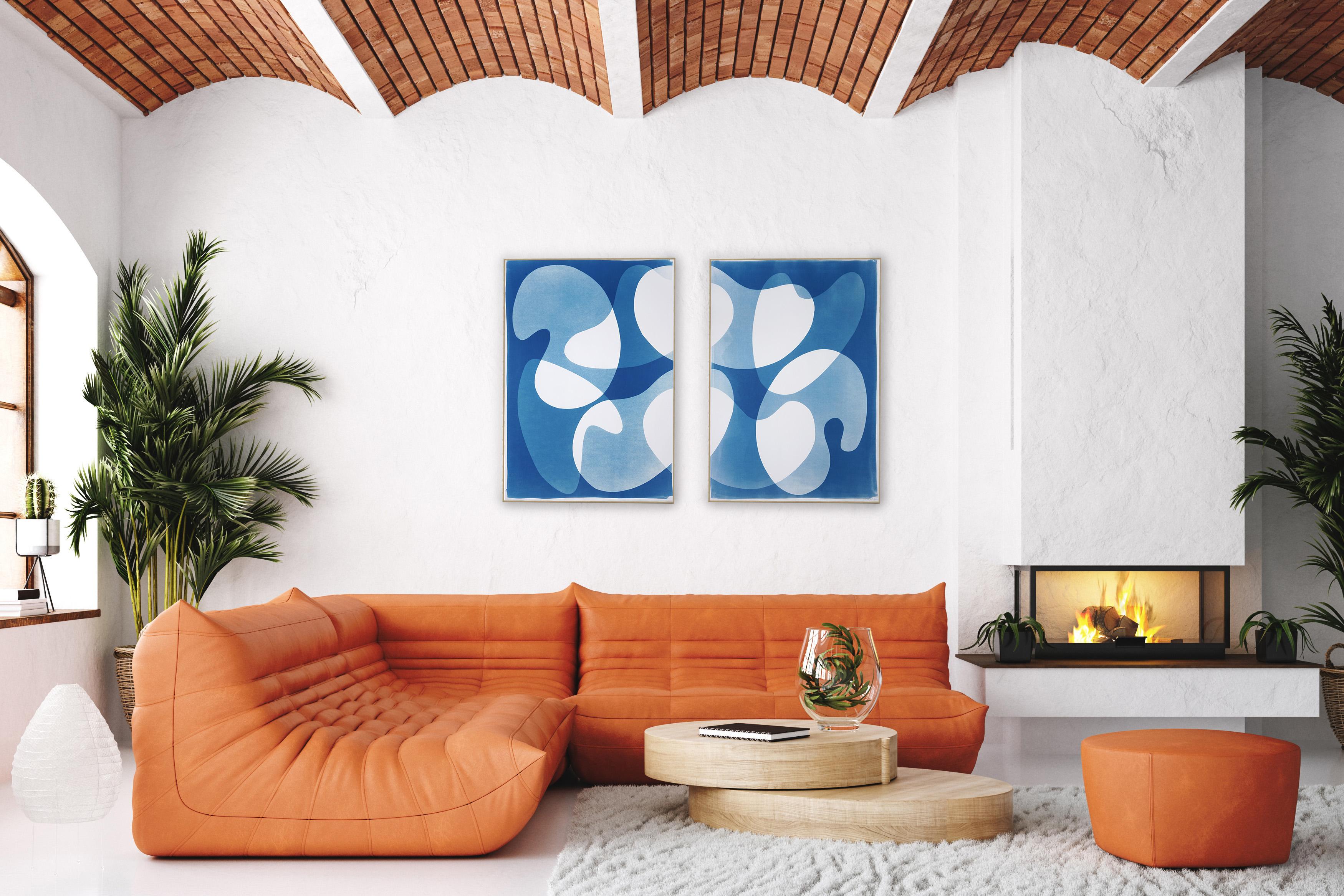 Ce diptyque monotype cyanotype unique présente des formes fluides et imbriquées qui dérivent sur des champs lumineux de bleu, créant un équilibre rythmique entre le mouvement et l'immobilité. Réalisé à la main sur du papier aquarelle, chaque panneau