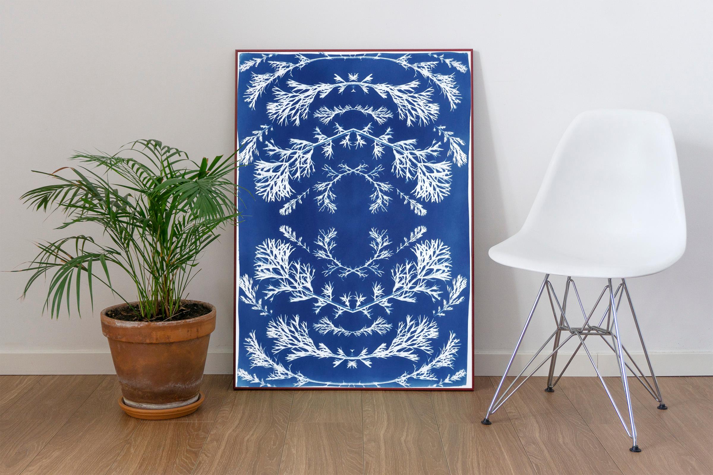 Gepresste Blumen in Blau, botanische Zyanotypie auf Papier, nordischer Stil  – Print von Kind of Cyan