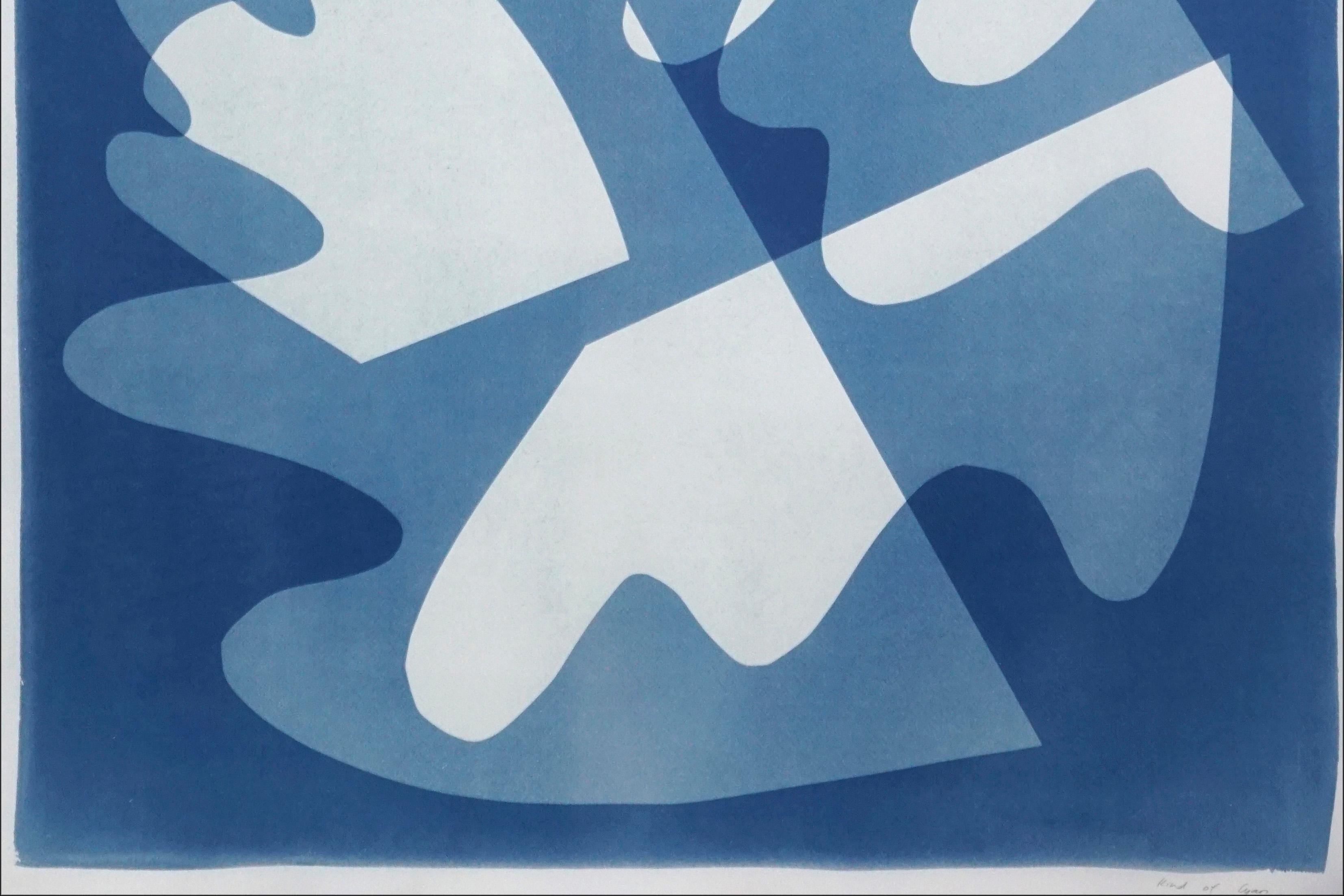 Walking on Glass, Monotype unique, découpes de formes mi-siècle dans les tons bleus 2021 - Bleu Abstract Photograph par Kind of Cyan