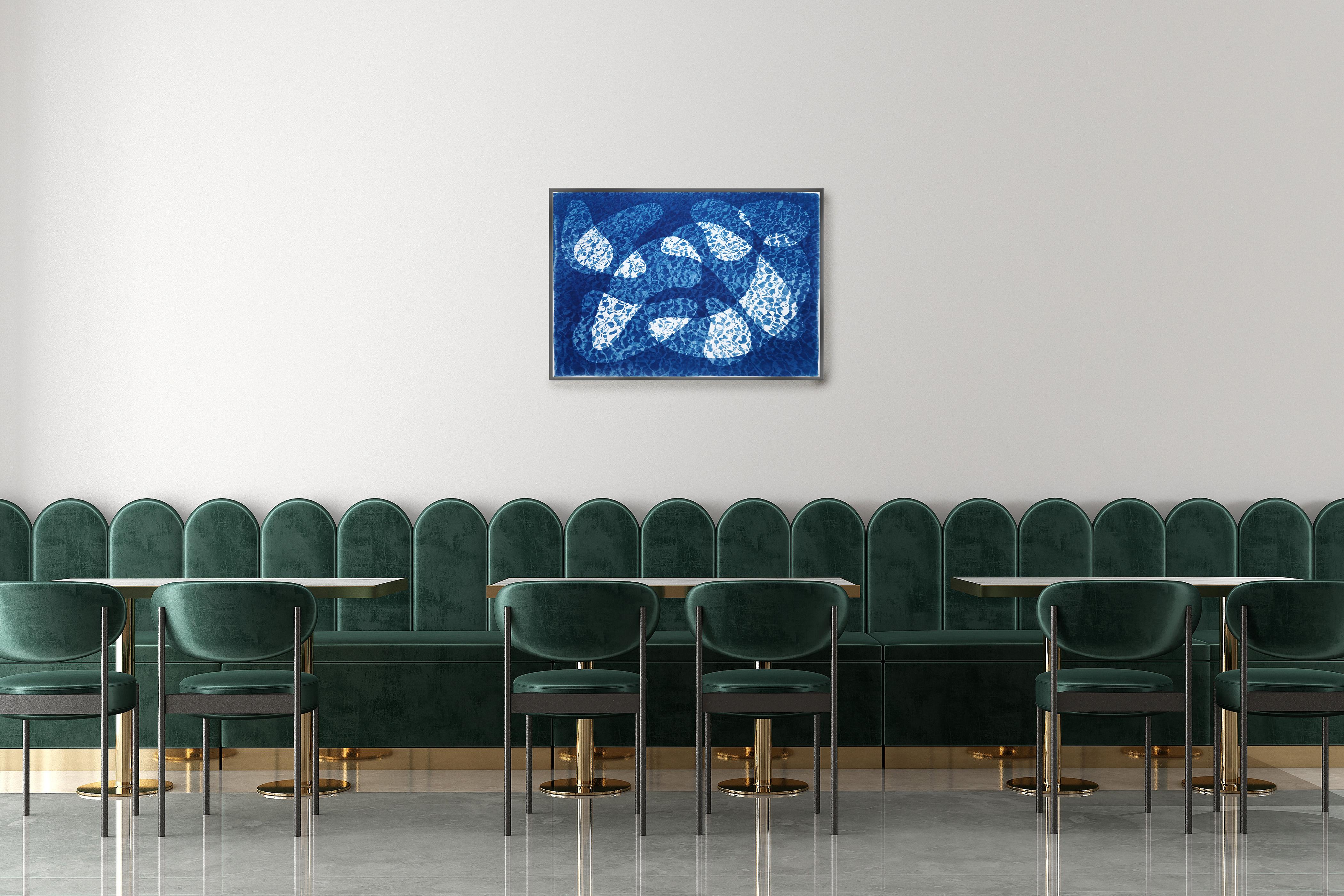 Reflection de l'eau de poissons sous l'eau, monotype de cyanotype de piscine dans les tons bleus - Impressionnisme abstrait Print par Kind of Cyan