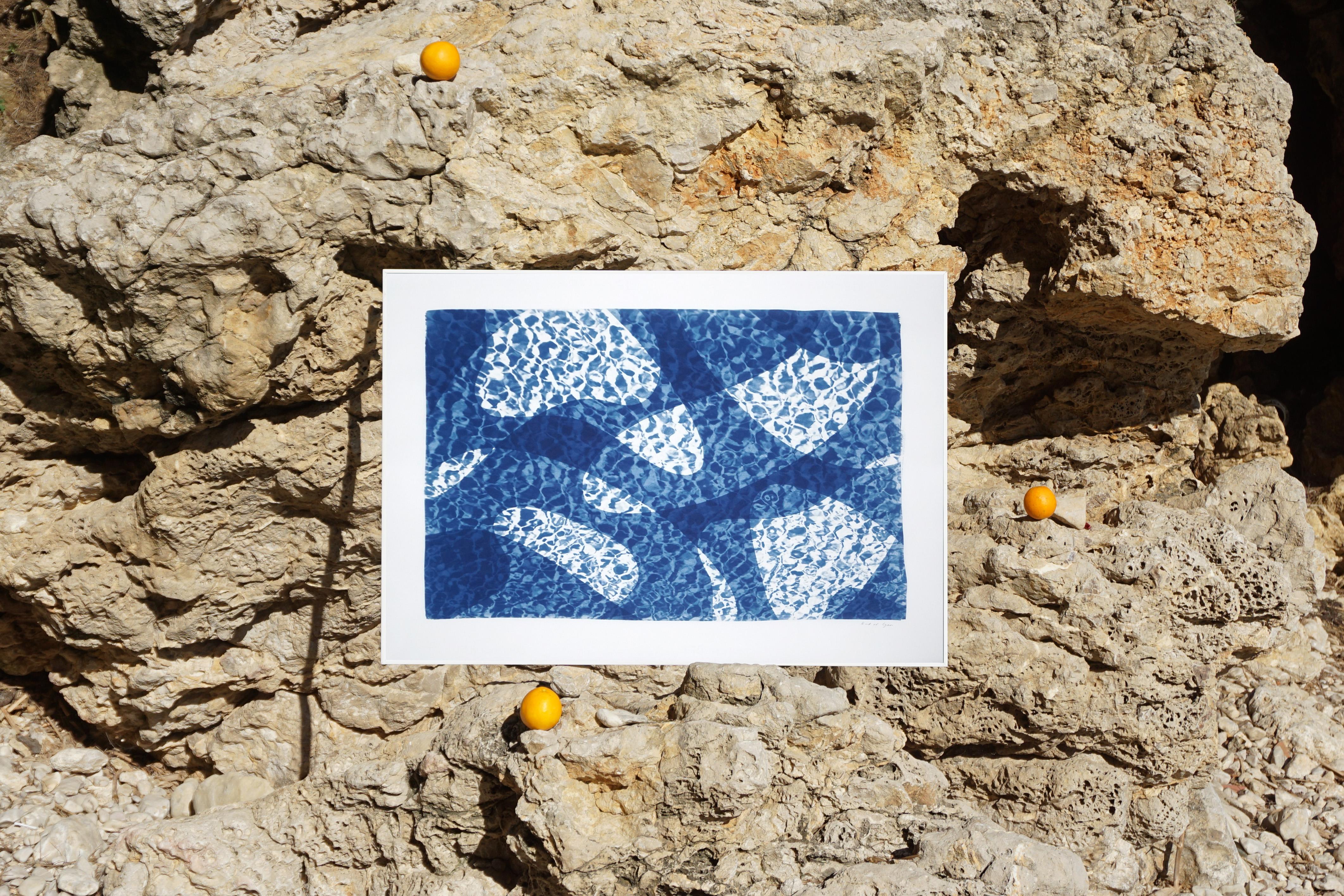 Reflection de l'eau de poissons sous l'eau, monotype de cyanotype de piscine dans les tons bleus - Impressionnisme abstrait Print par Kind of Cyan