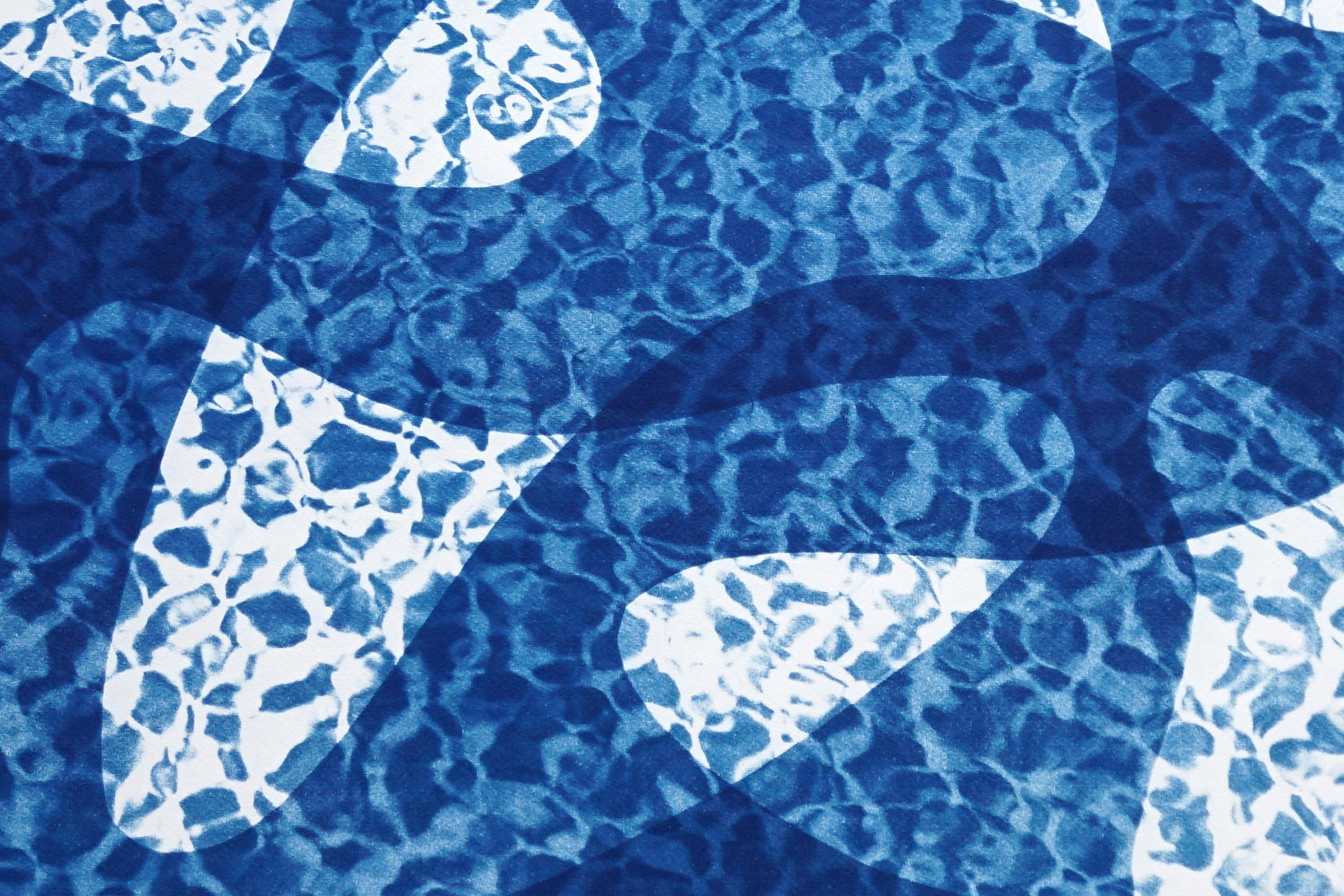 Reflection de l'eau de poissons sous l'eau, monotype de cyanotype de piscine dans les tons bleus - Bleu Abstract Print par Kind of Cyan