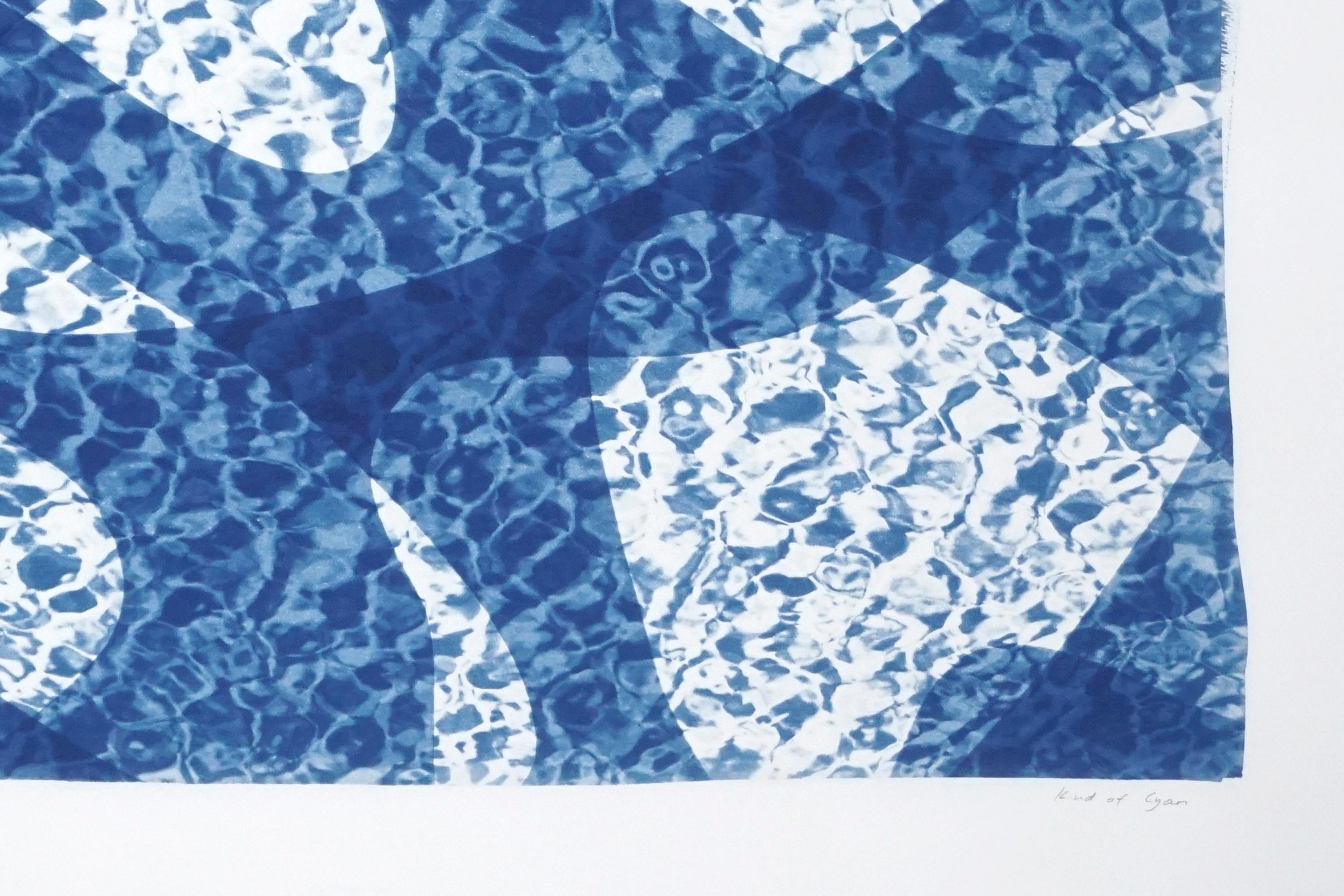 Reflection de l'eau de poissons sous l'eau, monotype de cyanotype de piscine dans les tons bleus - Bleu Abstract Print par Kind of Cyan