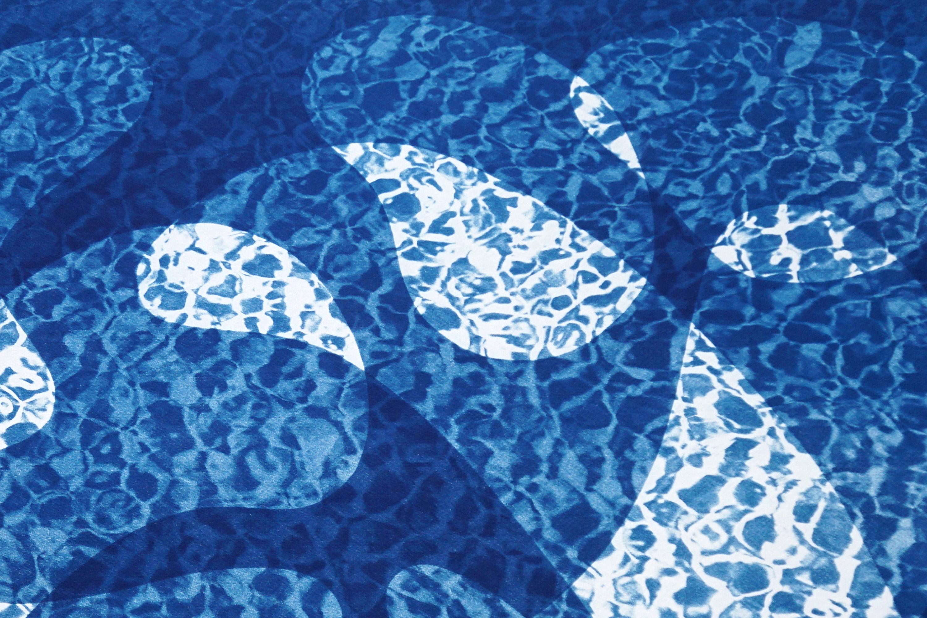 Reflection de l'eau de poissons sous l'eau, monotype de cyanotype de piscine dans les tons bleus en vente 2