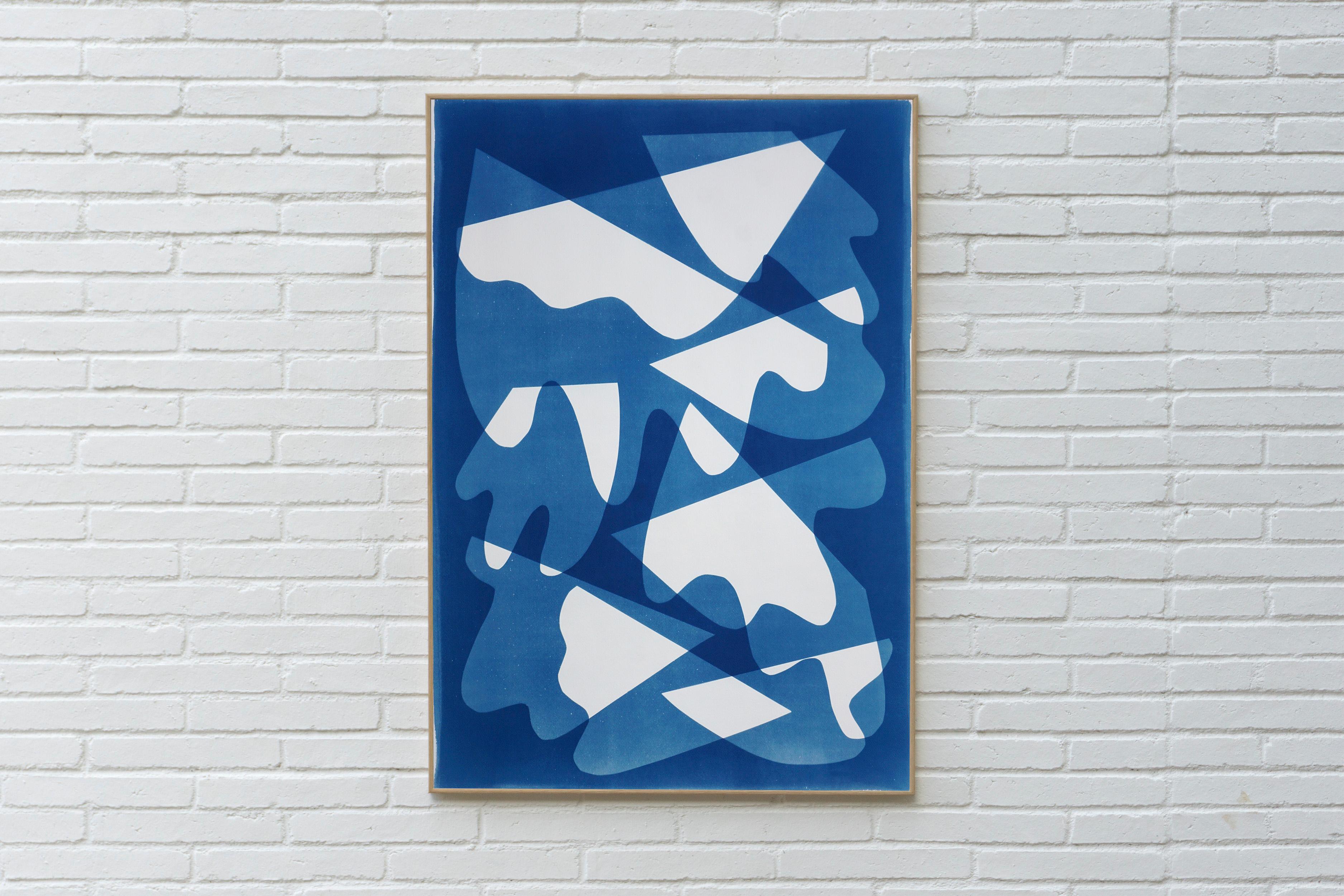 Miroirs humides monotype vertical Cyanotoype, formes abstraites bleu profond et blanc - Print de Kind of Cyan