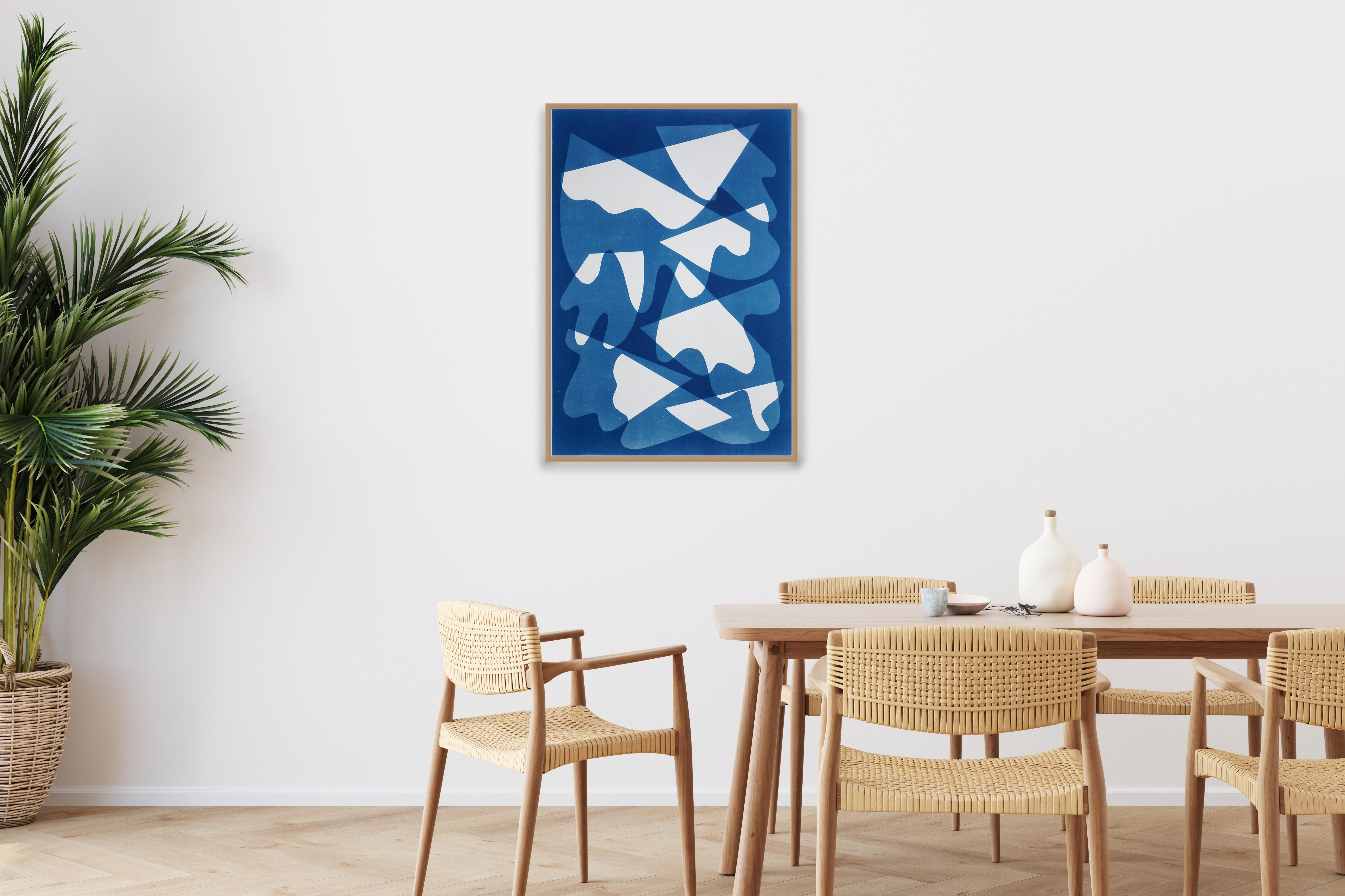 Miroirs humides monotype vertical Cyanotoype, formes abstraites bleu profond et blanc - Postmoderne Print par Kind of Cyan